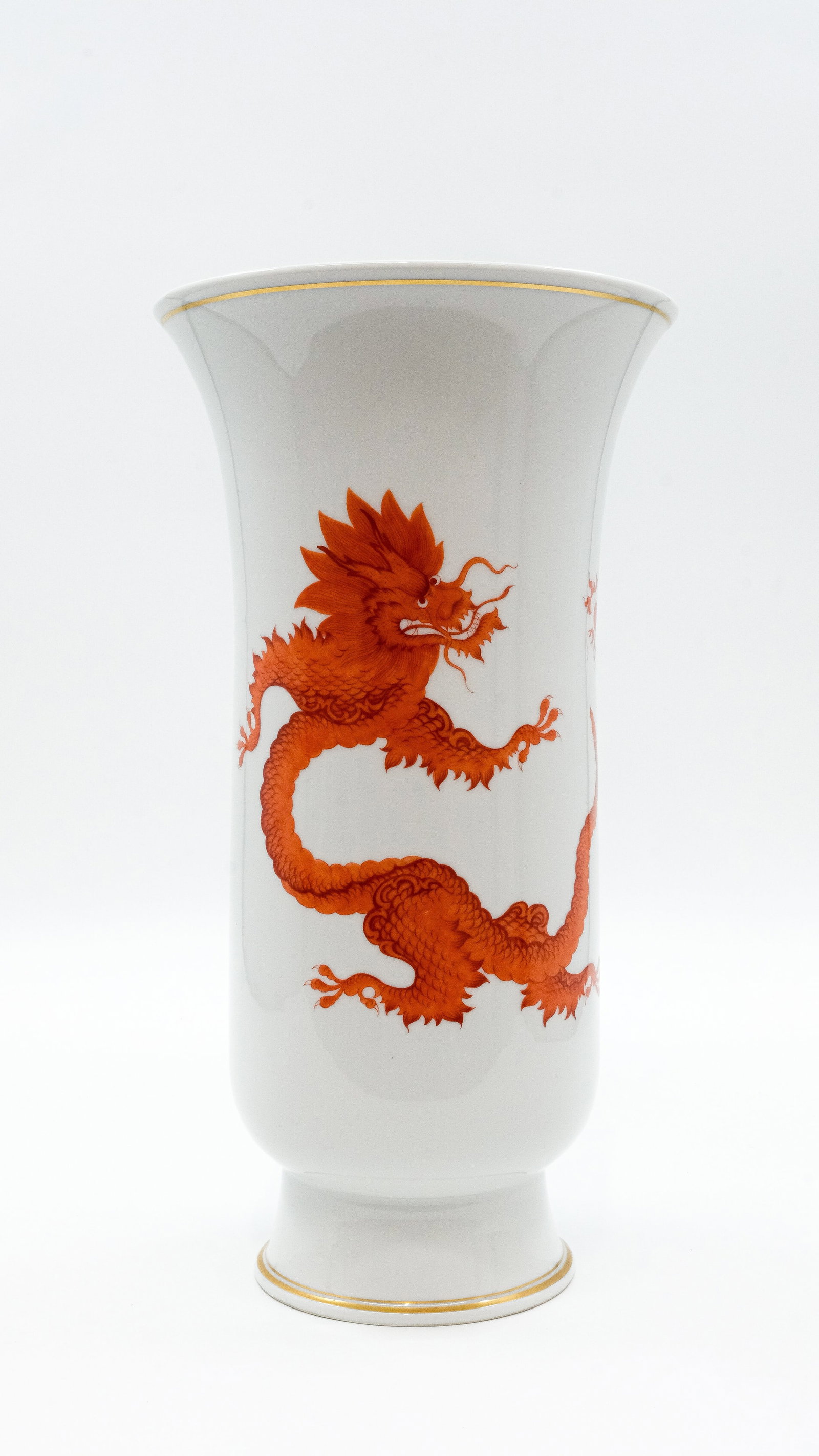 A Meissen dragon vase: A Meissen dragon vase, marked with blue crossed swords, model L262, 20th century. Condition: excellent. H: 34,5 cm