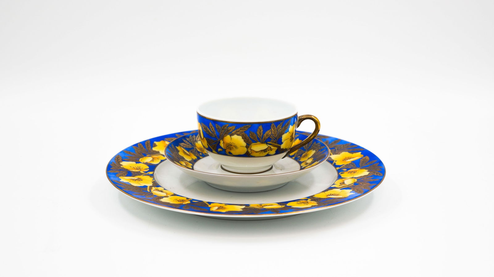 A 20th century Limoges for Lalique France decorated porcelain tableware: A 20th century Limoges for LALIQUE FRANCE decorated porcelain tableware, consisting of one dinner plate, assembled with coffee cup and underplate. Marked, late 20th century. W: 15,5 - 25,5 cm