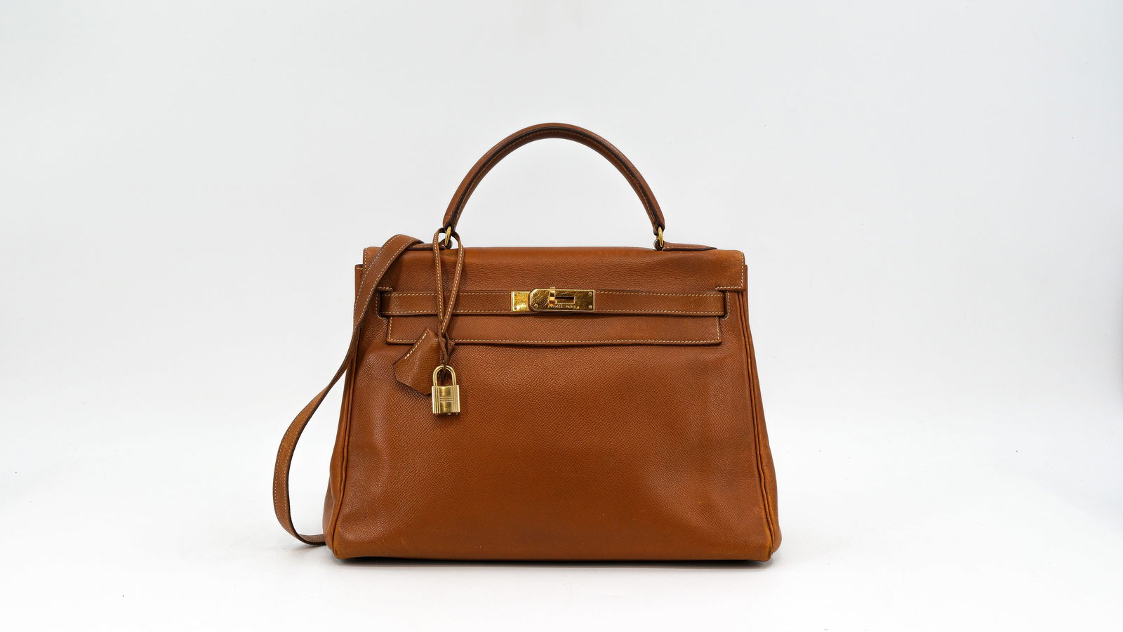 A vintage Hermès Kelly 32 handbag in fauve epsom leather (1 of 16)