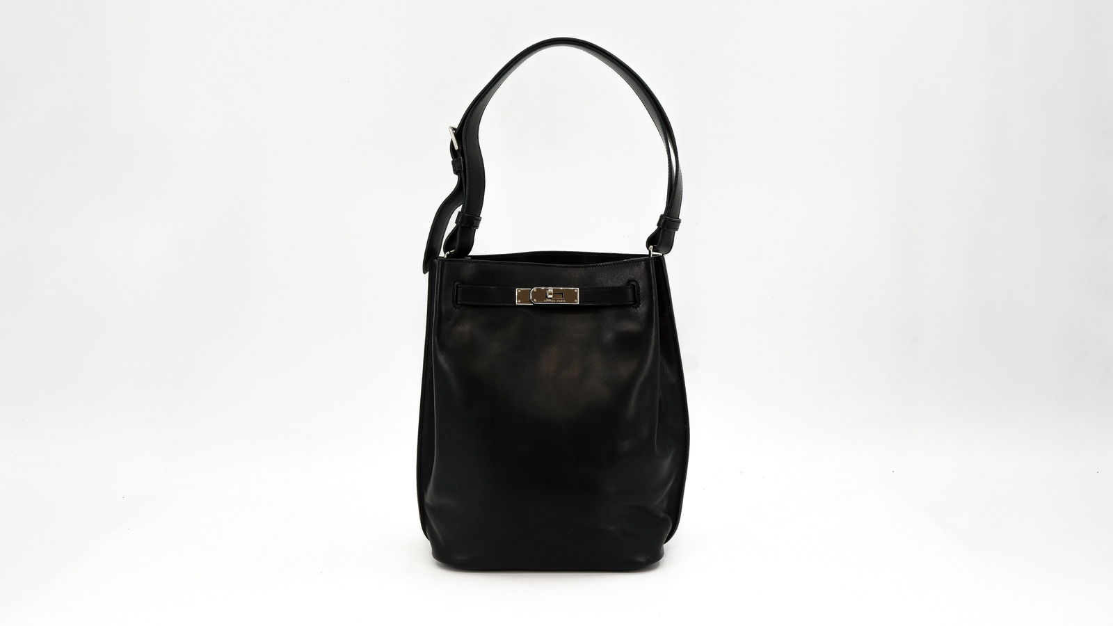 A Hermès So Kelly 22 handbag in black box calf leather (1 of 10)