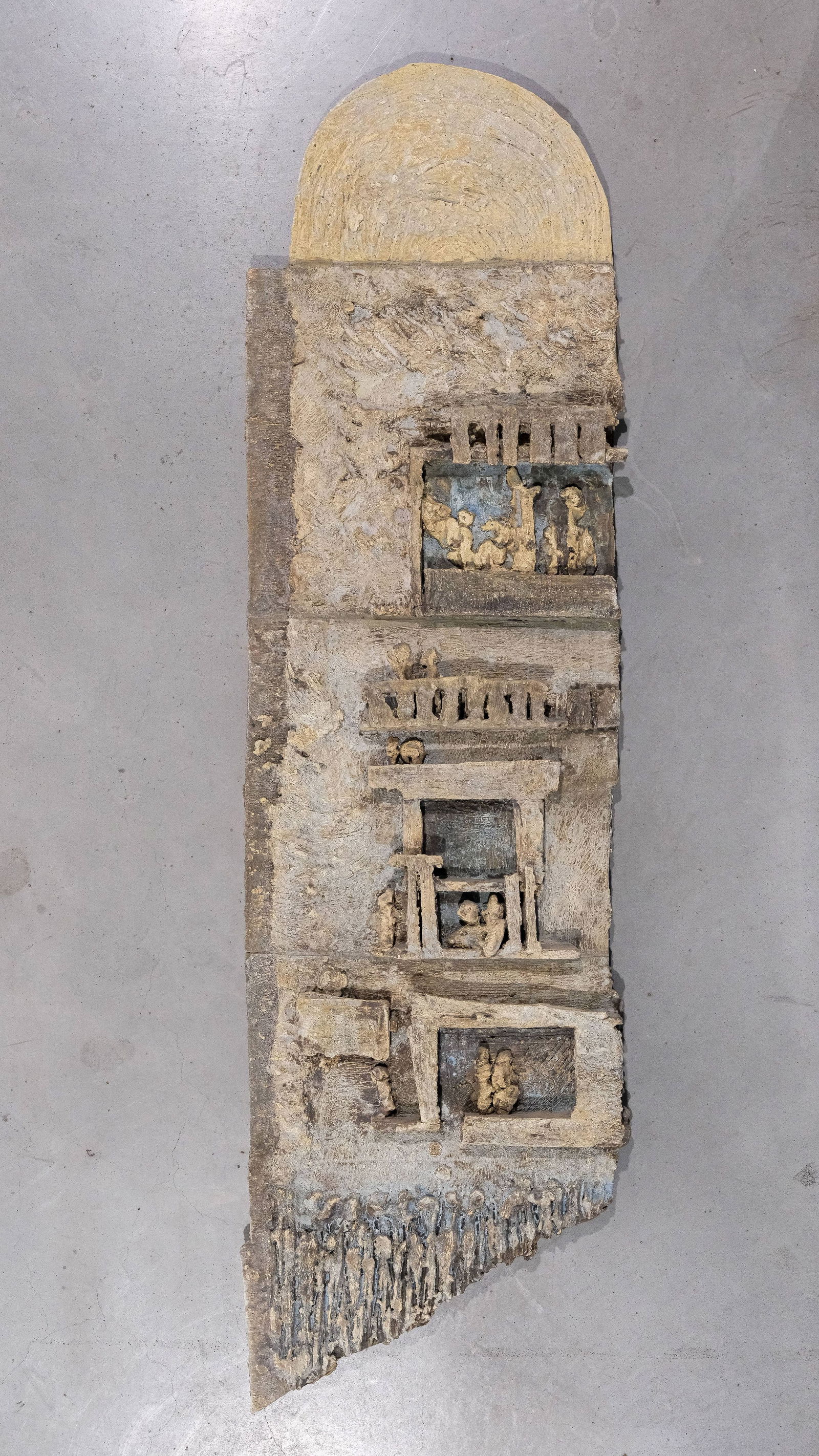 Pia MANU (XX) a large brutalist decorated ceramic wall art sculpture: Pia MANU (XX) a large brutalist decorated ceramic wall art sculpture. Circa 1980s. H: 155 - W: 43 cm