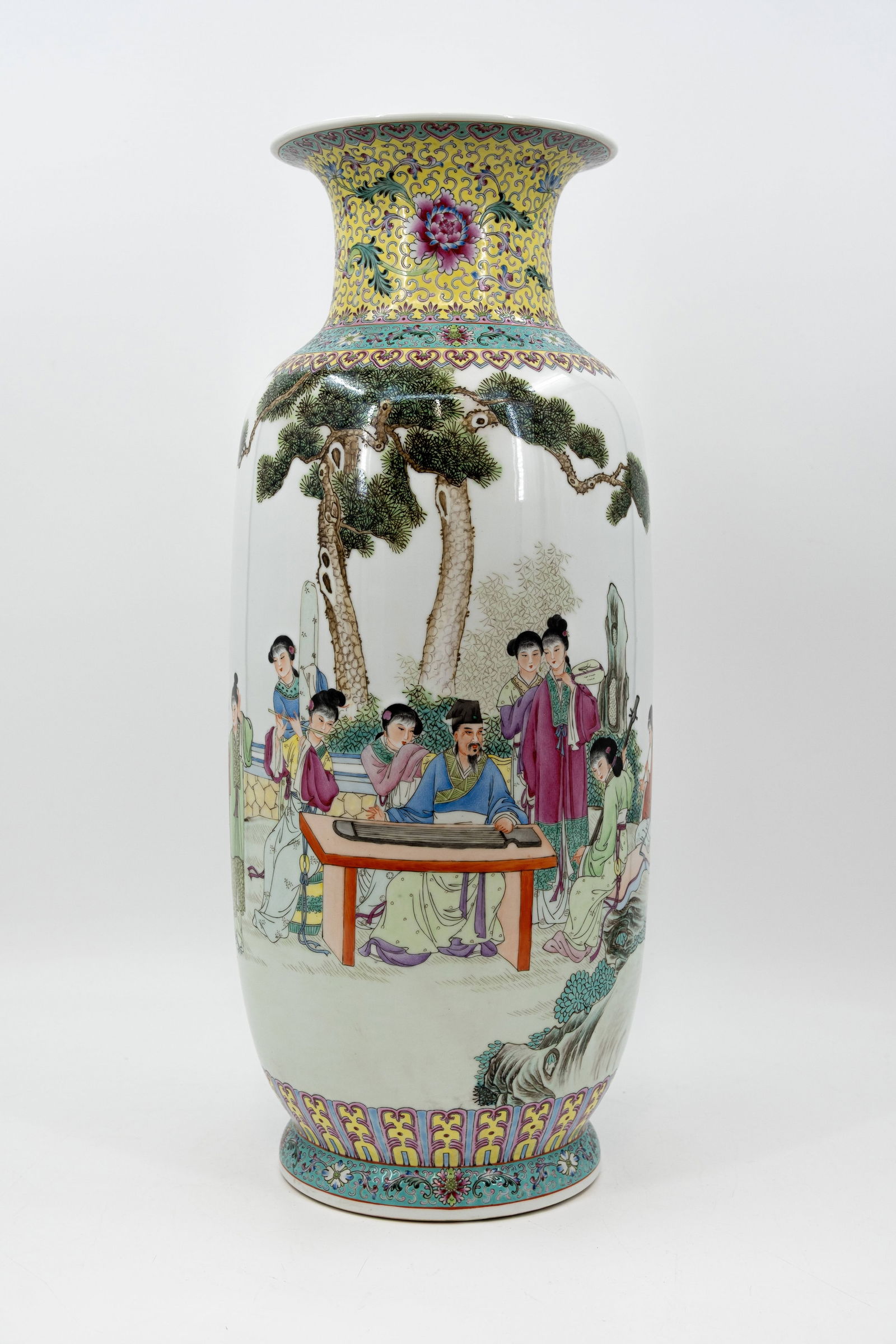A large Chinese Famille Rose Republic finely decorated porcelain vase (1 of 12)