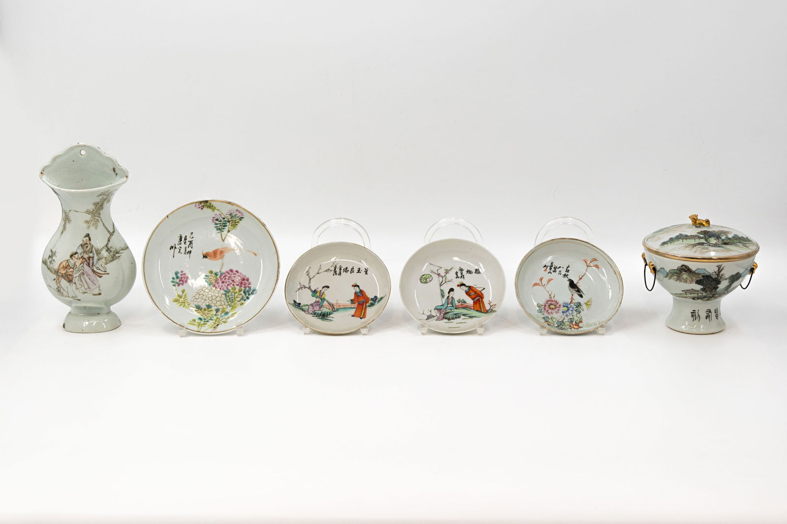 A lot of six Chinese Qianjiang variously shaped and decorated porcelain objects (1 of 20)