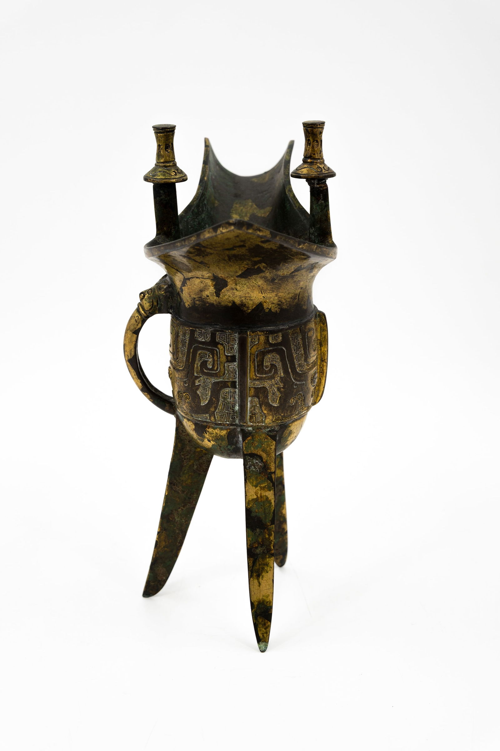 A Chinese archaistic gilt bronze tripod Jue wine vessel with handle (1 of 13)