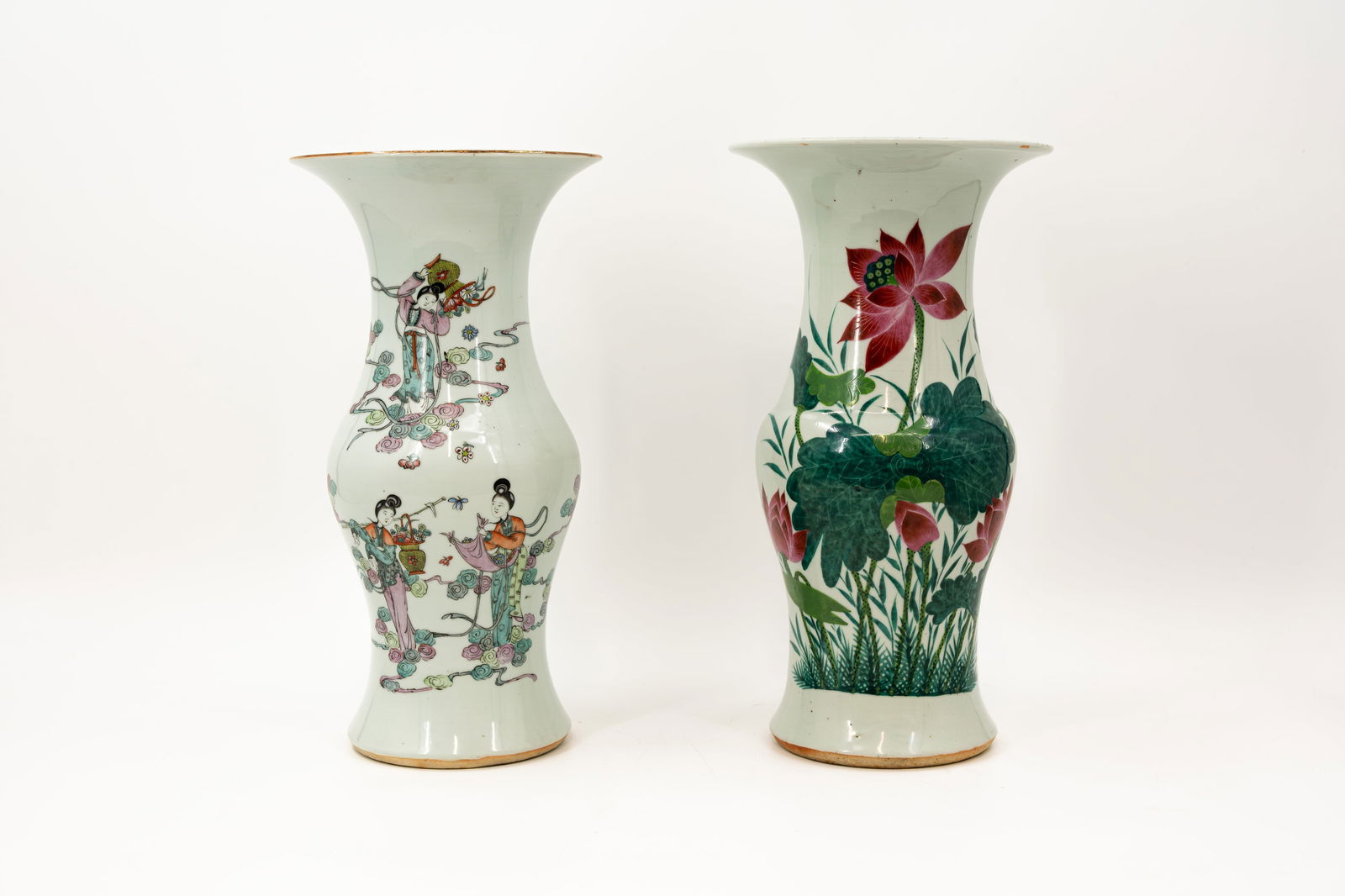 A lot of two Chinese Qianjiang yenyen-shaped porcelain vases (1 of 15)