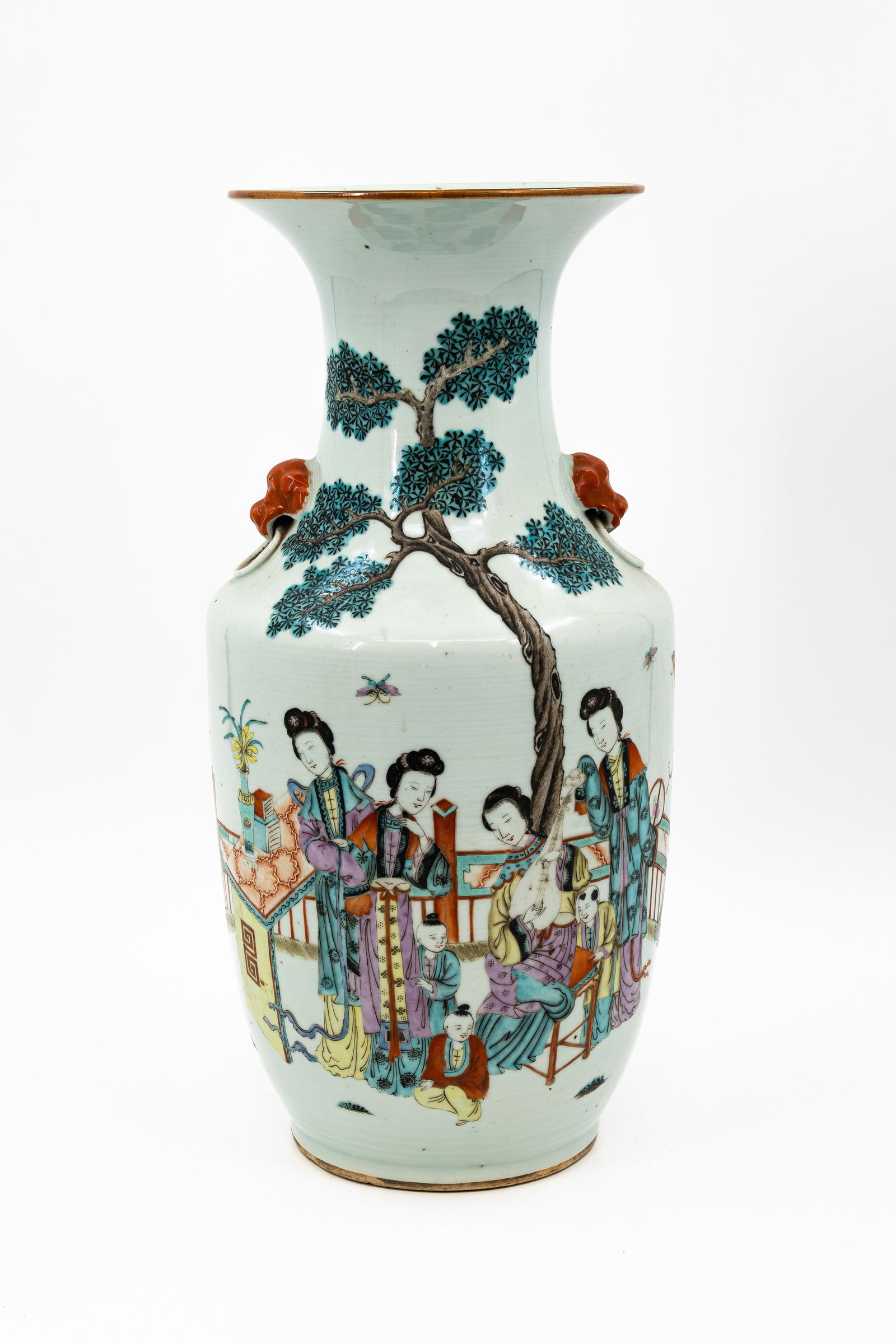 A Chinese Qianjiang and Famille Rose porcelain vase decorated with a lady in a garden: A Chinese Qianjiang and Famille Rose decorated porcelain vase. Painted with a scene of a lady in a garden. With red lion-head shaped handles. 19th/20th century. Condition: excellent. H: 43