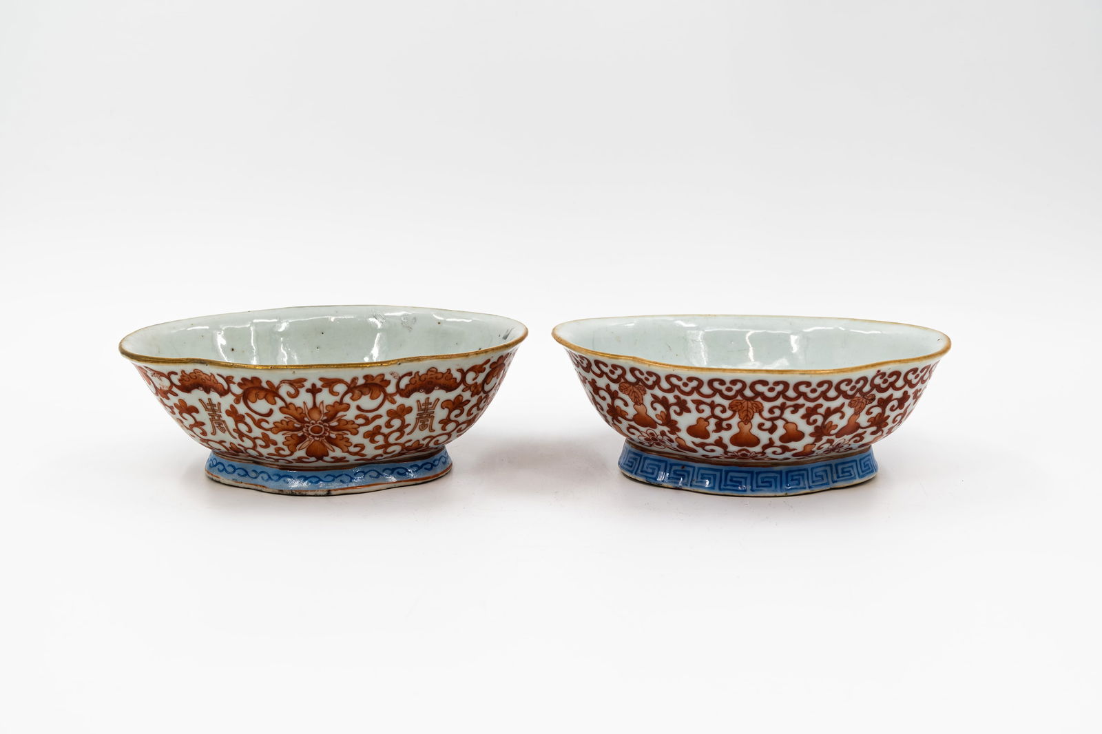 A lot of two Chinese iron red lotus porcelain bowls with a leaf decor (1 of 10)
