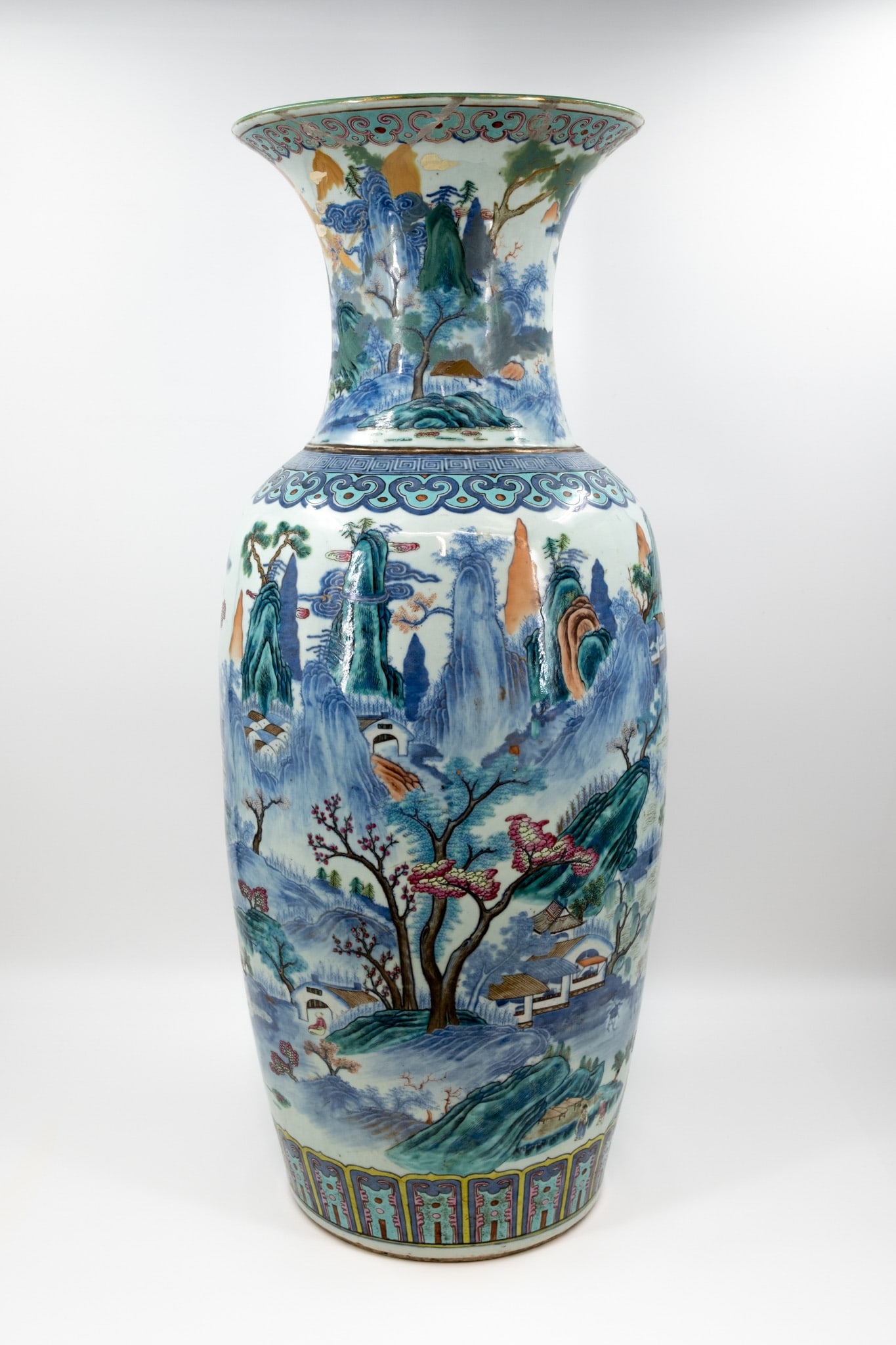 A large and finely decorated Chinese Famille rose and blue and white porcelain vase (1 of 17)