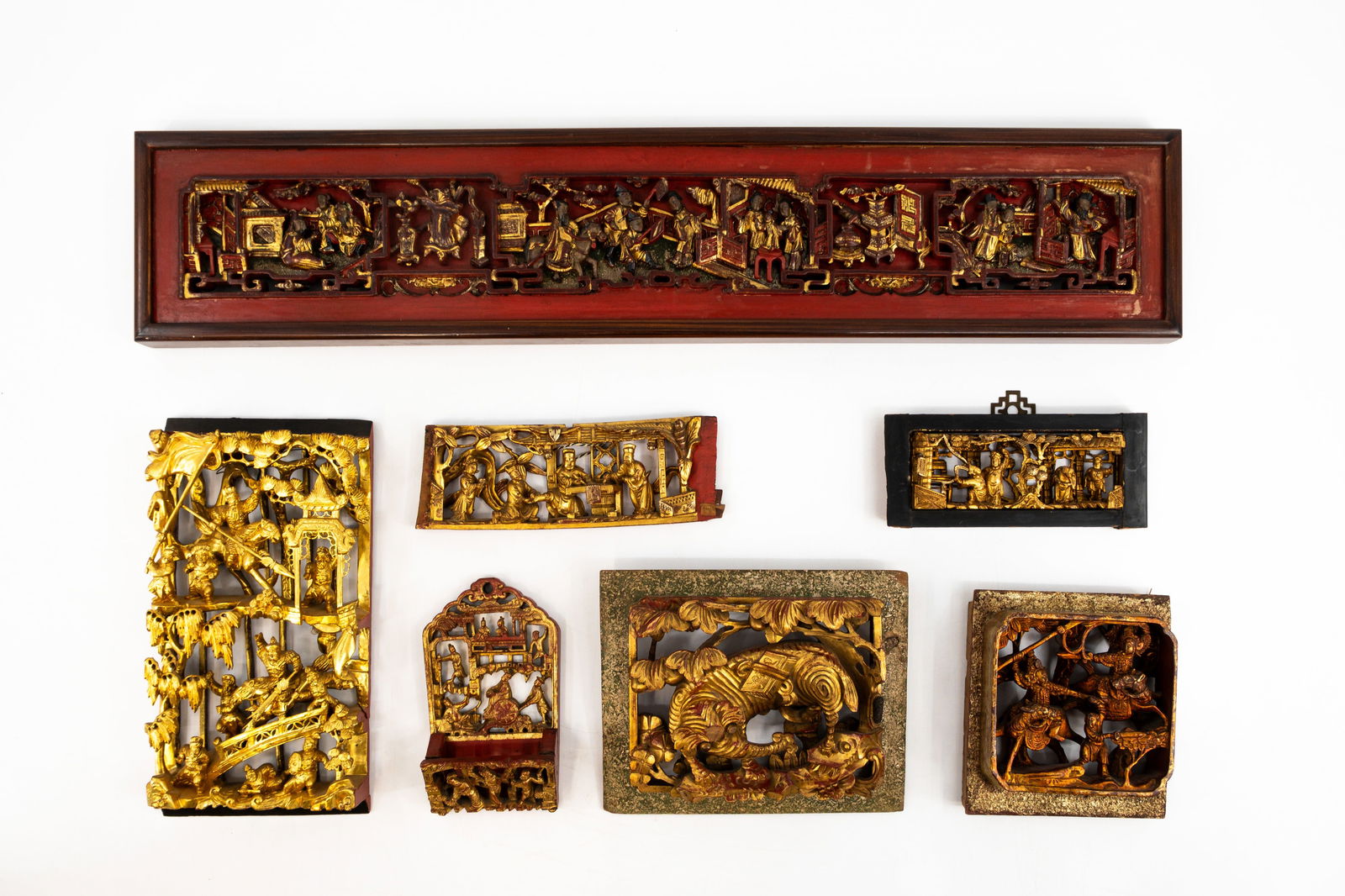 A lot of seven Chinese gilt carved wooden various decorated bas-relief wall sculptures (1 of 9)