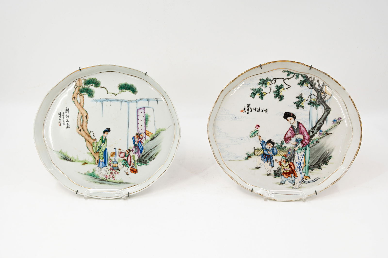 A lot of two Chinese Qianjiang and Famille rose decorated porcelain serving trays (1 of 9)