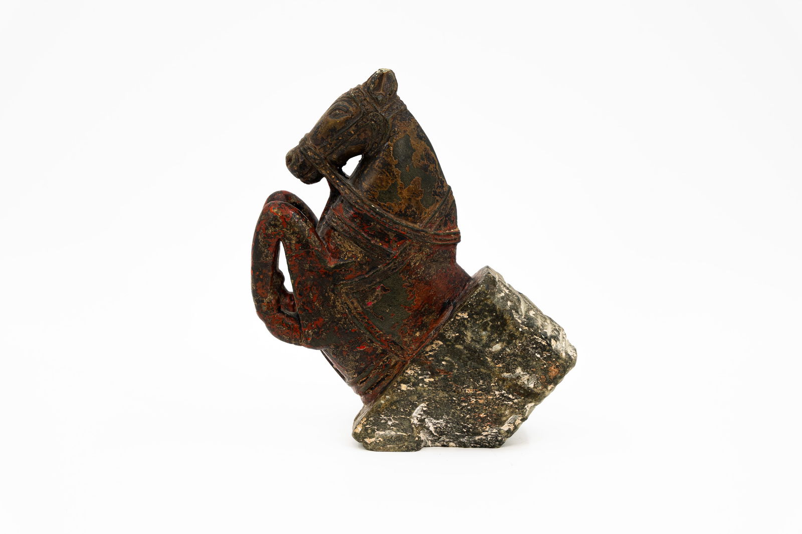 An antique Indian decorated carved marble built-in wall sculpture: An antique Indian decorated carved marble built-in wall sculpture in the shape of a horse. Probably India, 19th century. H: 21,5 cm