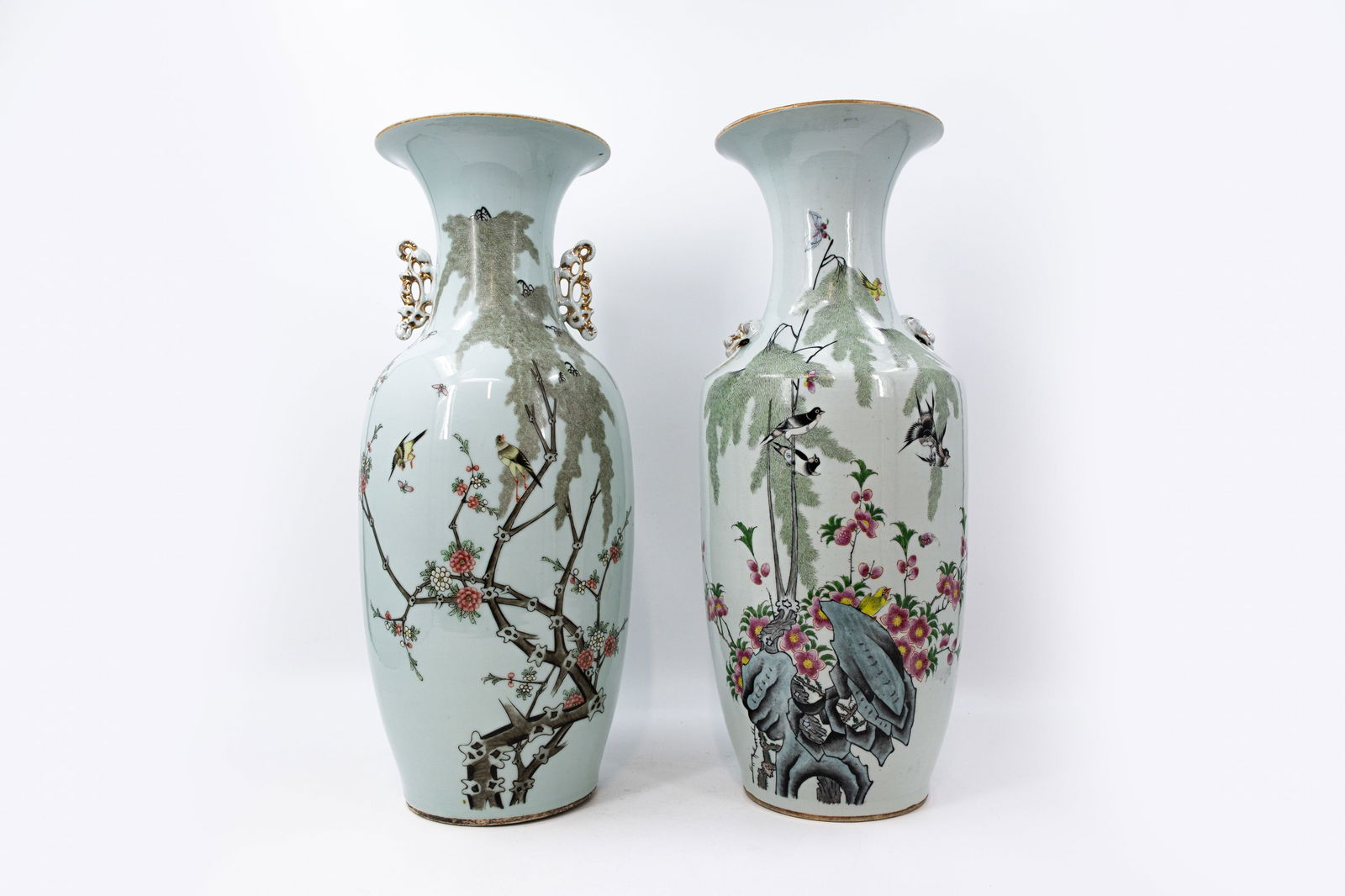 A lot of two Chinese Qianjiang porcelain vases decorated with a bird and branches (1 of 14)