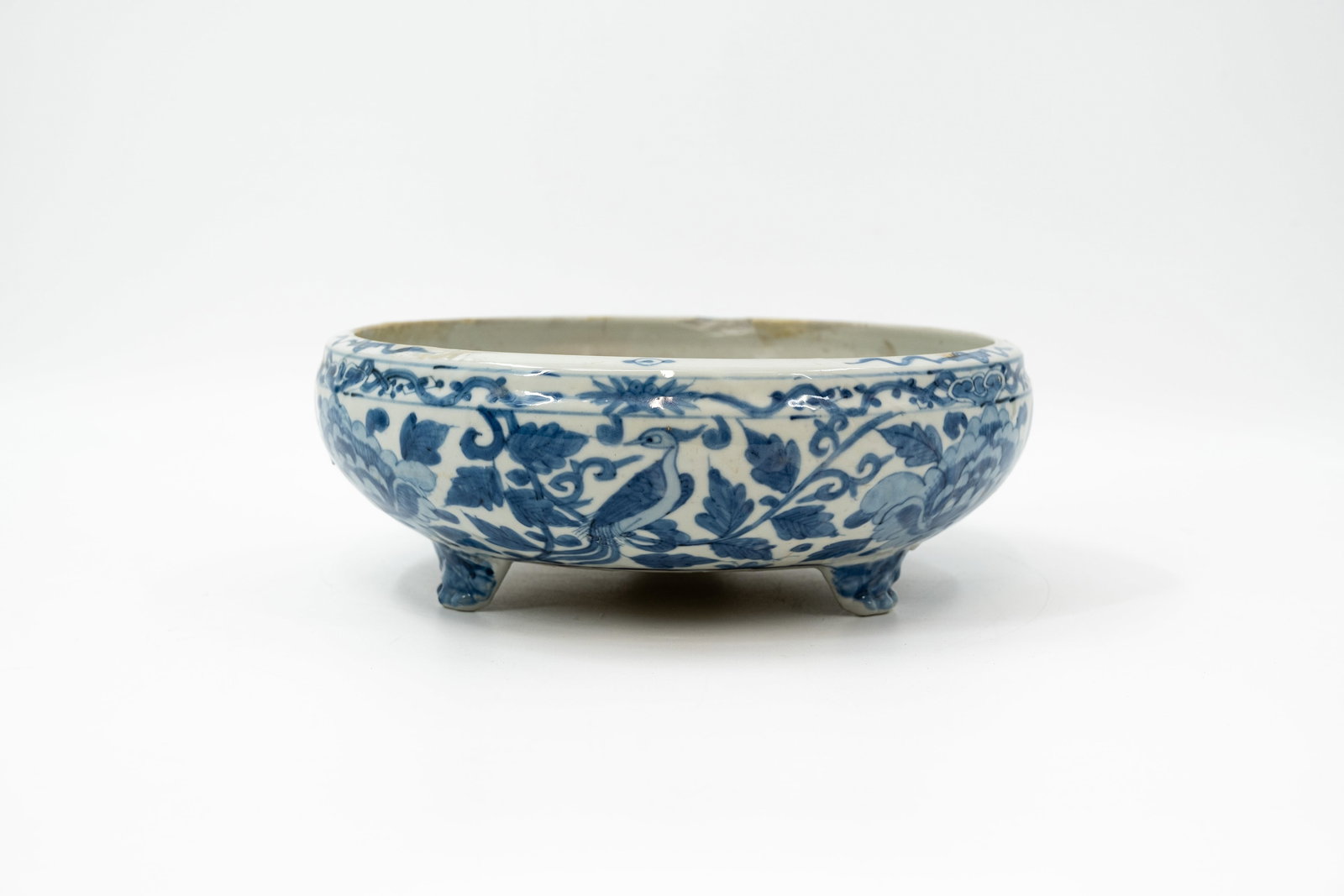 A large Chinese Swatow Zhangzhou blue and white decorated porcelain tripod bowl (1 of 12)