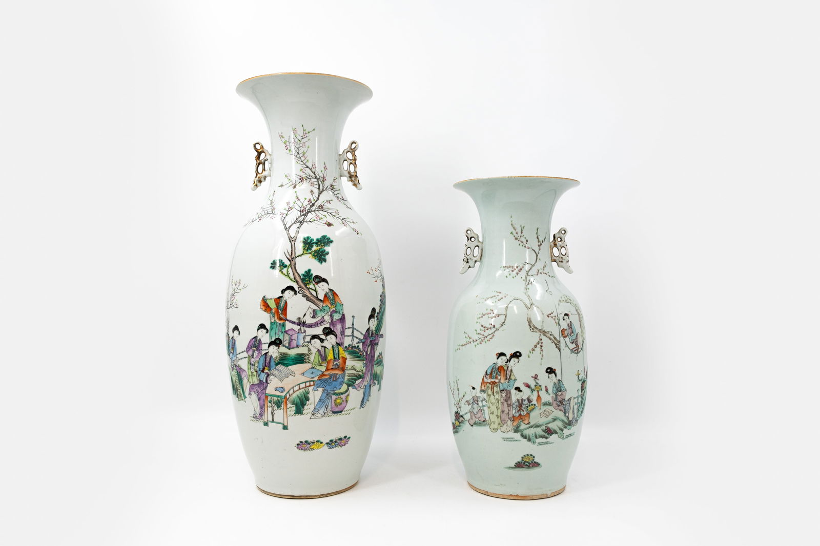 A lot of two Chinese Qianjiang cai figural decorated porcelain vases with the decor of ladies (1 of 12)