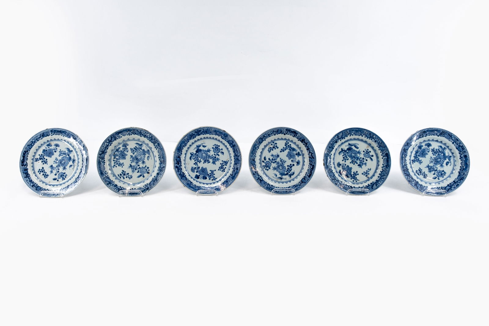 A lot of six Chinese blue and white florally decorated porcelain plates (1 of 9)