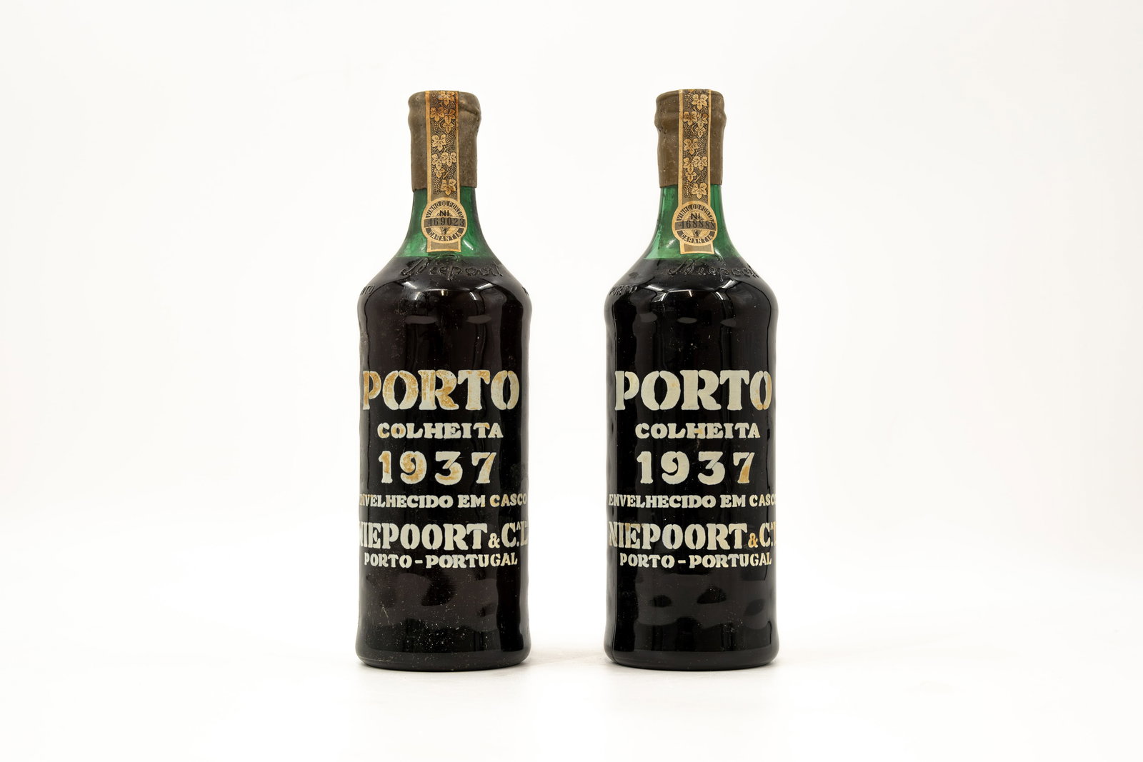 A lot of 2 bottles of 1937 Niepoort Colheita port wine: A lot of 2 bottles of 1937 Niepoort Colheita port wine. Produced in the Douro valley in Portugal. 75 cl