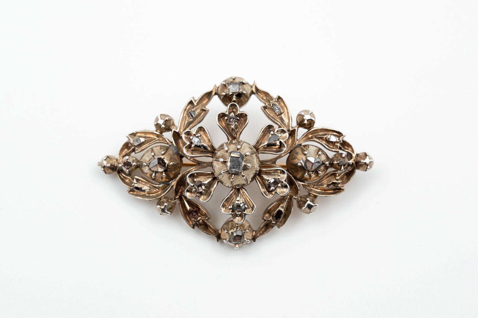 An antique silver and 18 kt gold floral brooch (1 of 4)