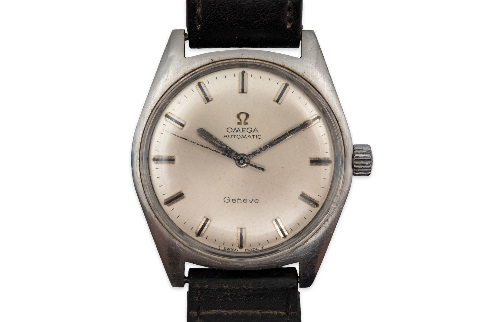 An Omega Genève automatic wristwatch: An Omega Genève automatic wristwatch with silver-toned dial fitted with a leather strap. Condition : In working condition, but should be revised. W: 3,4 cm