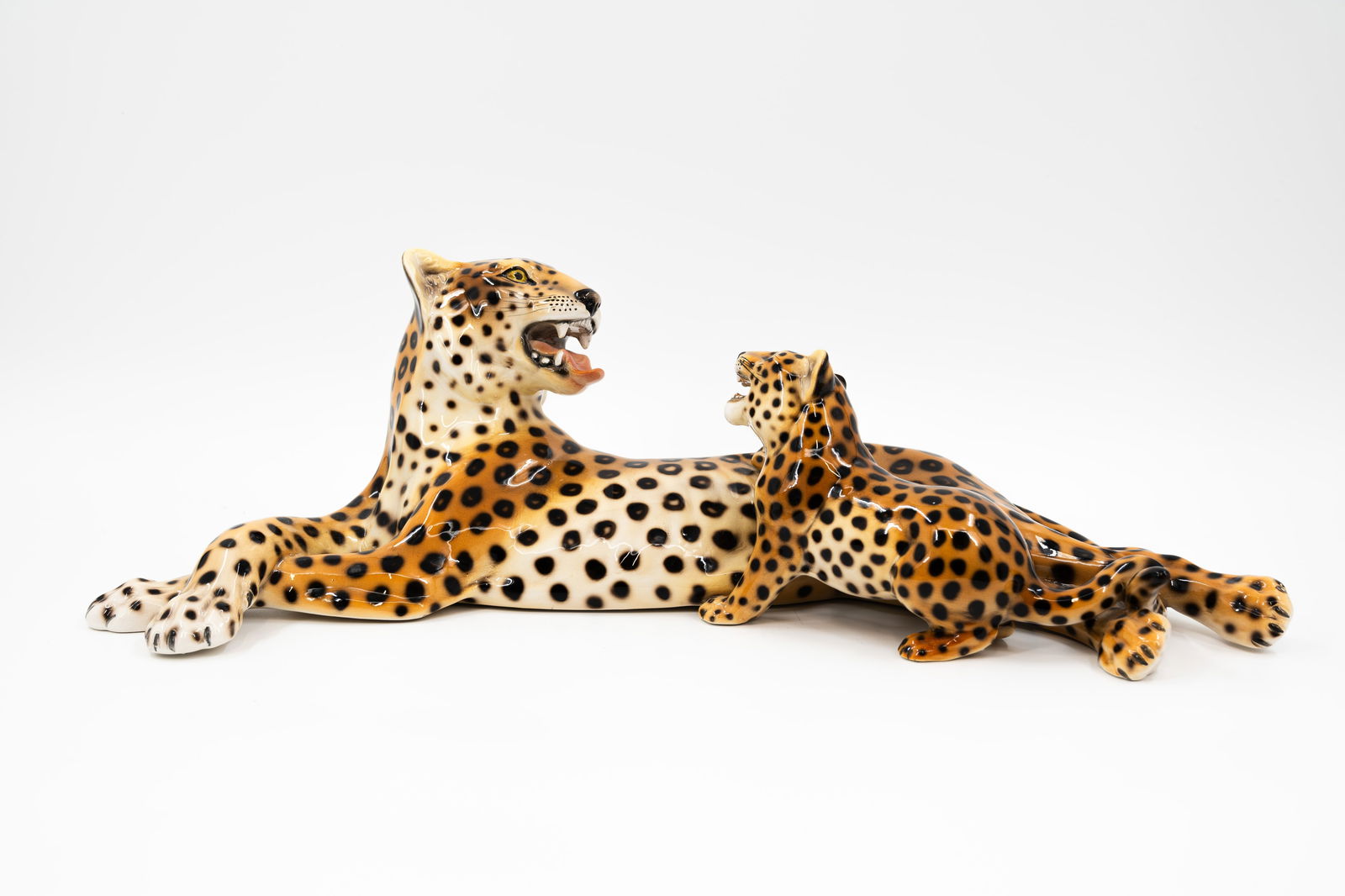A vintage Italian ceramic figure of a lying leopard and cub: A vintage Italian ceramic figure of a lying leopard and cub. Circa 1960s. H: 16,5 - W: 55 cm