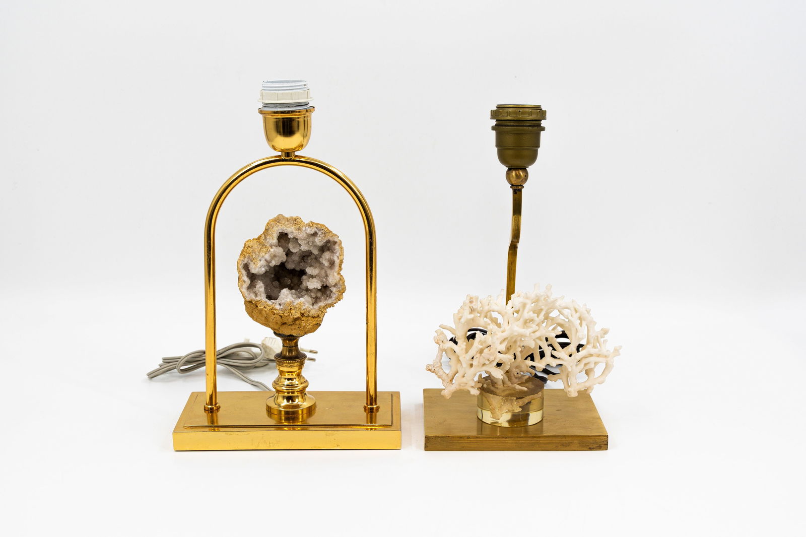 A lot of two decorative vintage table lamps decorated with a geode and a natural white coral (1 of 6)