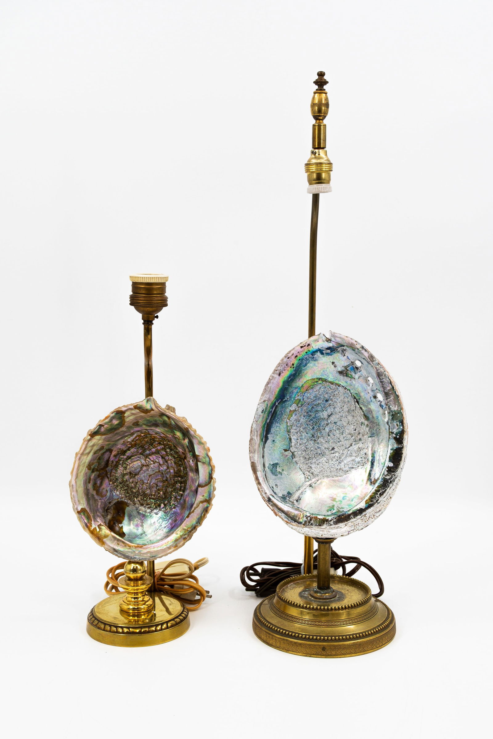 A lot of two decorative vintage table lamps, both decorated with an abalone shell: A lot of two decorative vintage table lamps, both decorated with an abalone shell. H: 35 - 54 cm
