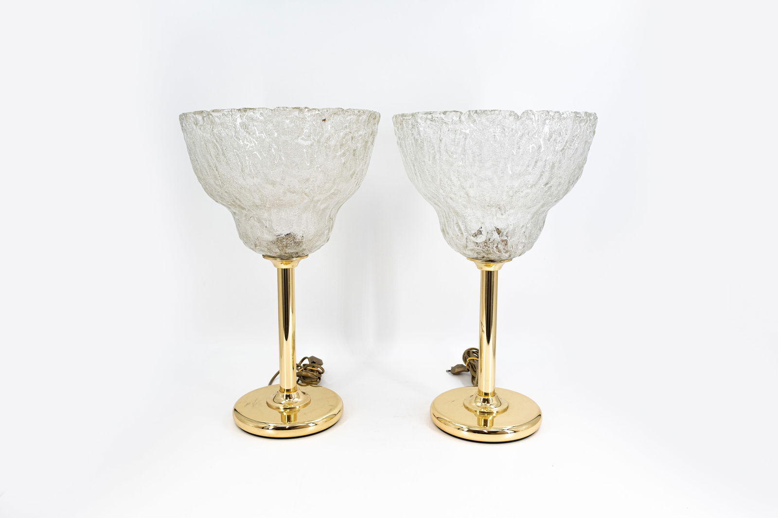 A pair of matching vintage table lamps in polished gilt brass with Murano glass shades: A pair of matching vintage table lamps in polished gilt brass with Murano glass shades. 20th century. H: 54 cm