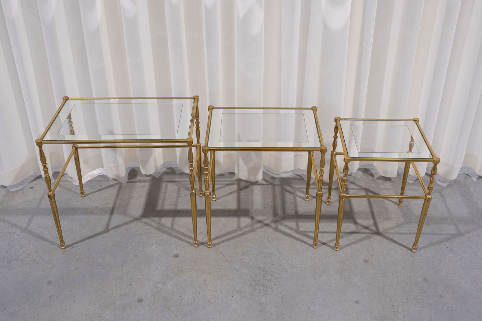 A set of vintage brass and glass occasional nesting tables: A set of vintage brass and glass occasional nesting tables. Circa 1970s. H: 50 - W: 55 - D: 39 cm, largest