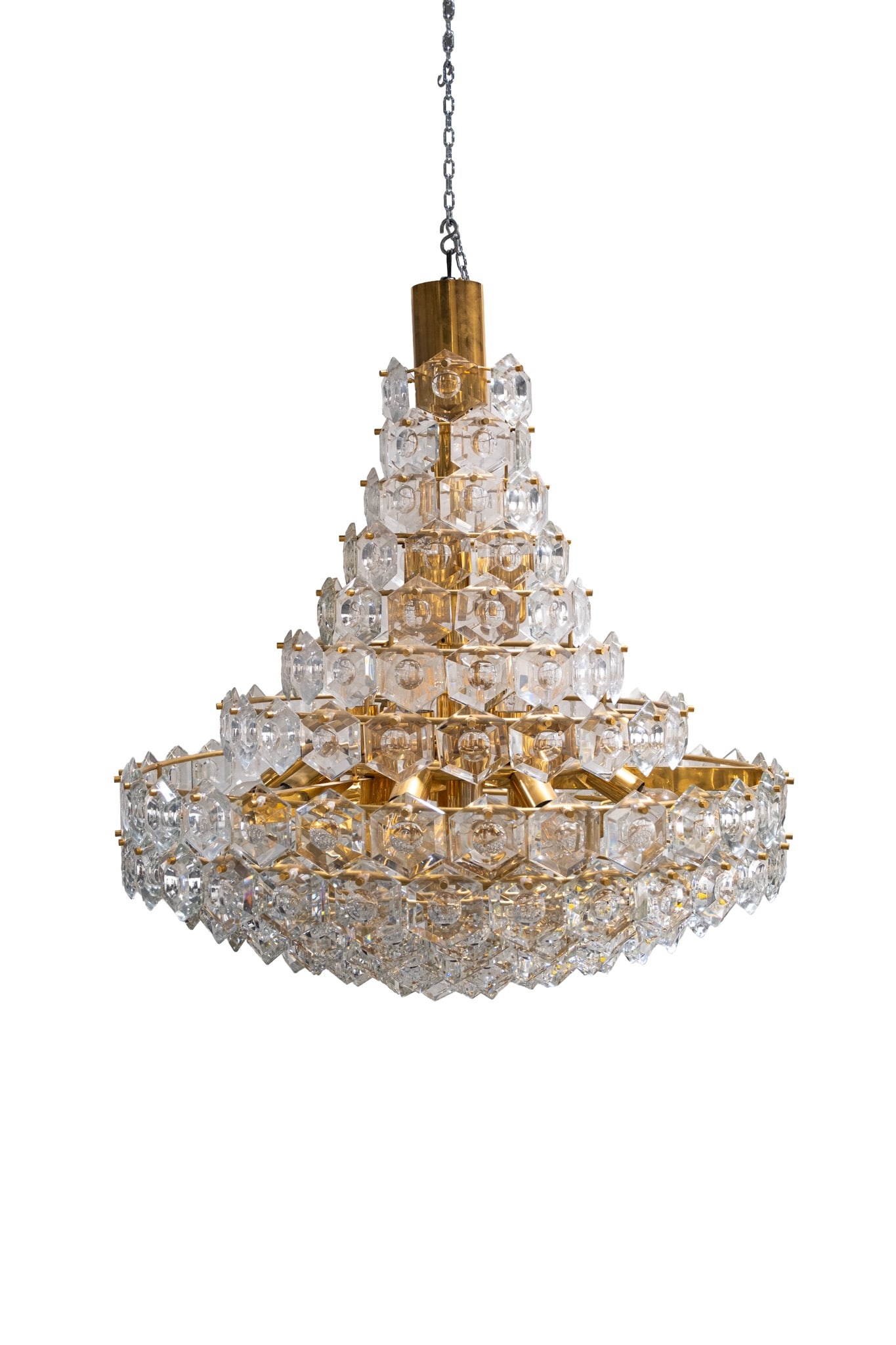 An imposing vintage chandelier in gilt brass and clear crystal: An imposing vintage chandelier in gilt brass and clear crystal. Crystals are individually dismountable. Circa 1970s. H: 90 - W: 85 cm