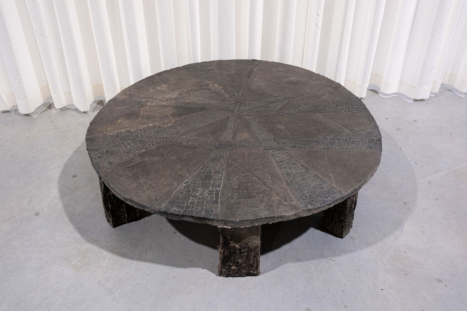 Pia MANU (XX) A vintage brutalist round coffee table decorated with slate stone inlay: Pia MANU (XX) A vintage brutalist round coffee table decorated with slate stone inlay. Illegible marked, circa 1960-1970s. H: 31 - W: 124 cm