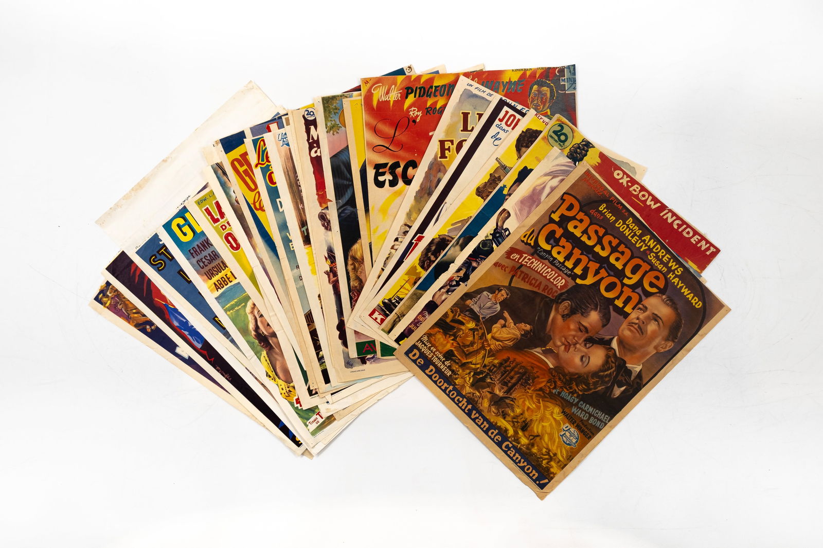 A lot of 30 original Belgian vintage movie theater posters, mostly westerns (1 of 6)