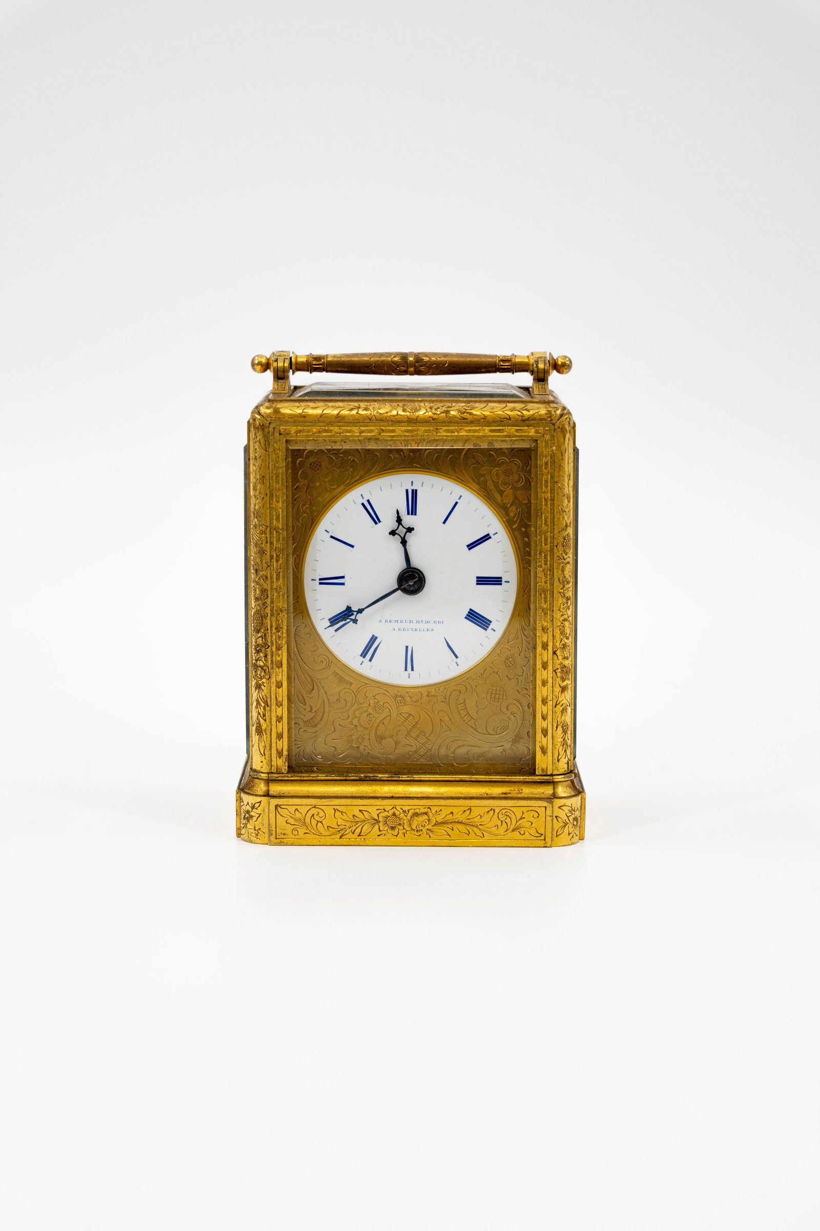 An antique finely decorated gilt brass carriage clock: An antique finely decorated gilt brass carriage clock. Late 19th century. H: 14,5 cm