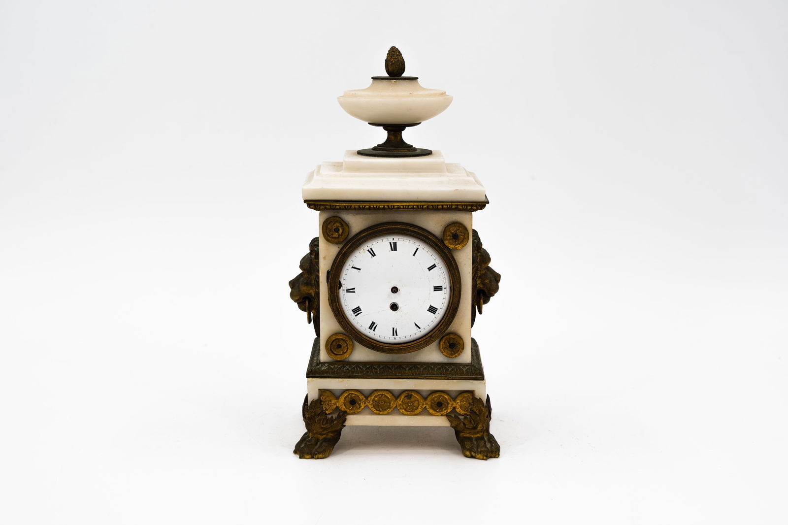 A French marble desk clock with bronze mountings and lion heads: A French marble desk clock with bronze mountings and lion heads. 19th century. H: 23,5 cm