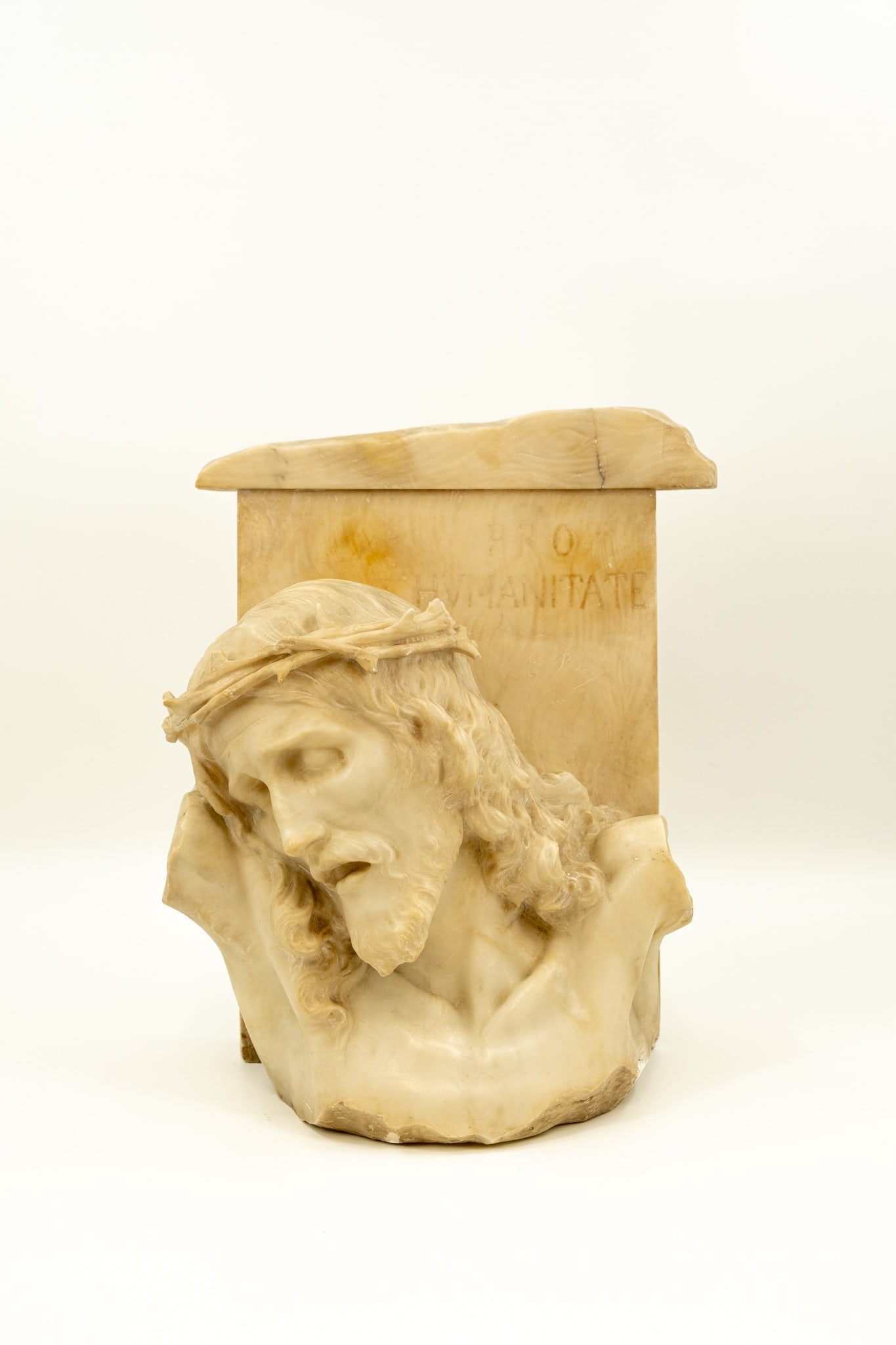 G. POCHINI (XIX) A large and antique carved alabaster marble bust sculpture: G. POCHINI (XIX) A large and antique carved alabaster marble bust sculpture of Christ. Signed, circa 1900. Condition: corner has damage and chips, report available on request. H: 47 - W: 45 cm