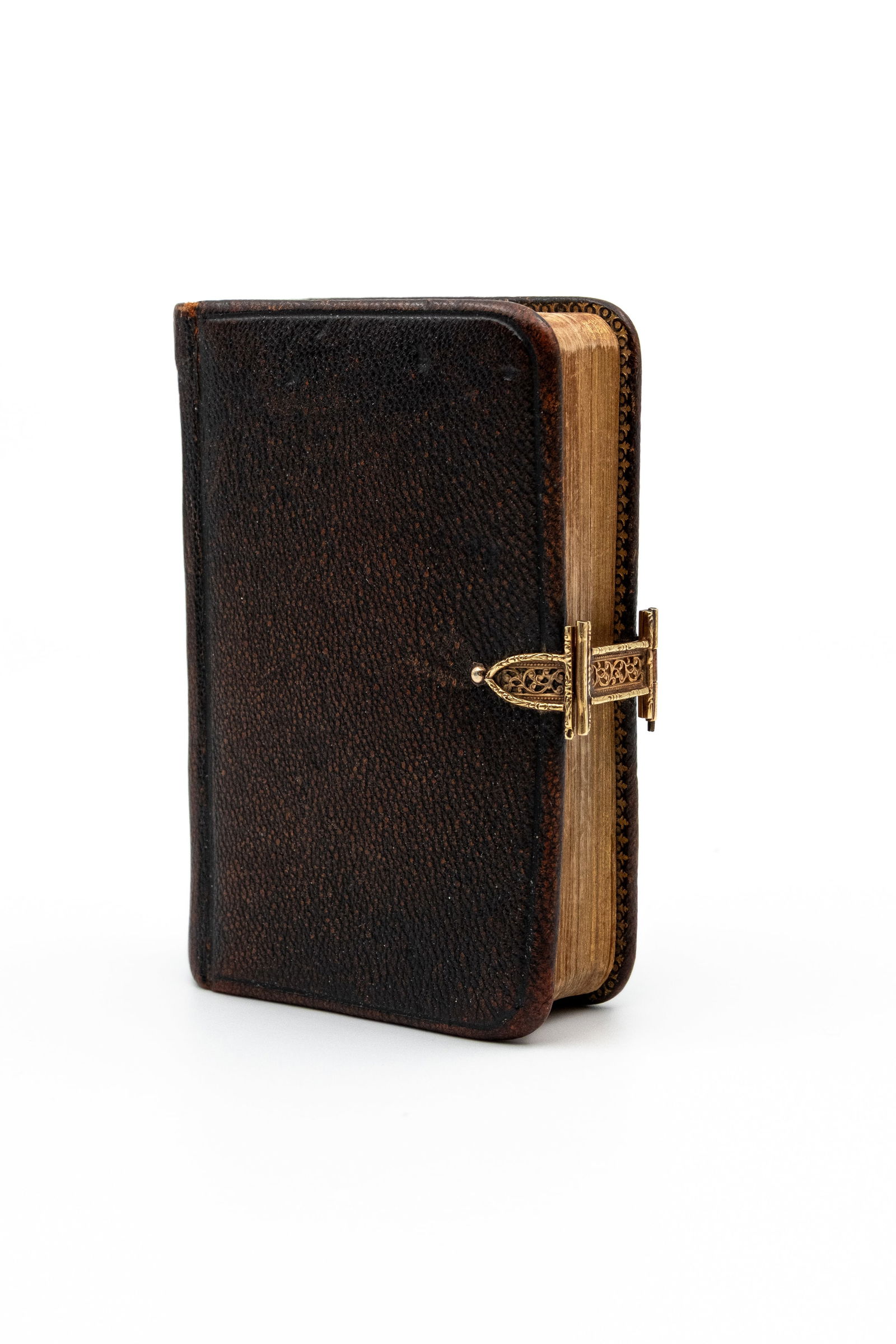 A small and antique leather bounded dutch Bible with a 14 kt gold clasp: A small and antique leather bounded dutch Bible with a 14 kt gold clasp. Gold clasp is engraved with "Pinksteren 1931". Published by A. Jongbloed Leeuwarden. H: 10,2 - W: 7 cm