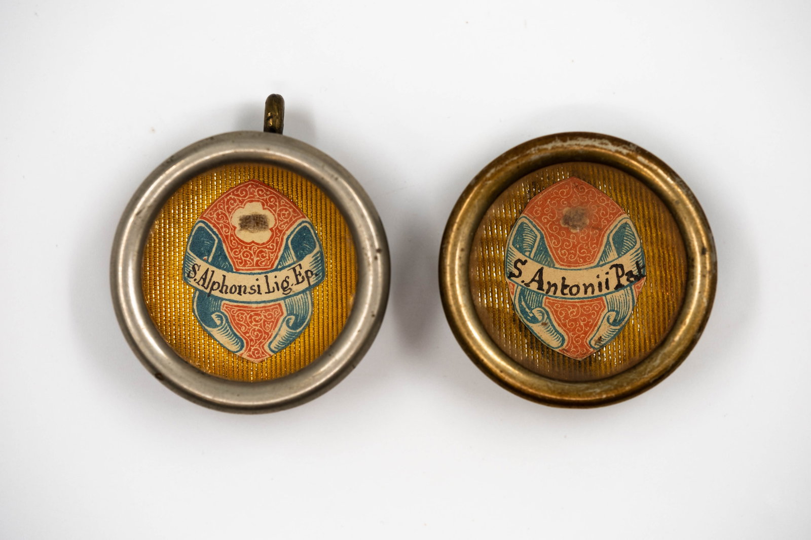 A lot of two sealed thecas containing relics of Saint Anthony of Padua and Saint Alphonsus Liguori (1 of 5)