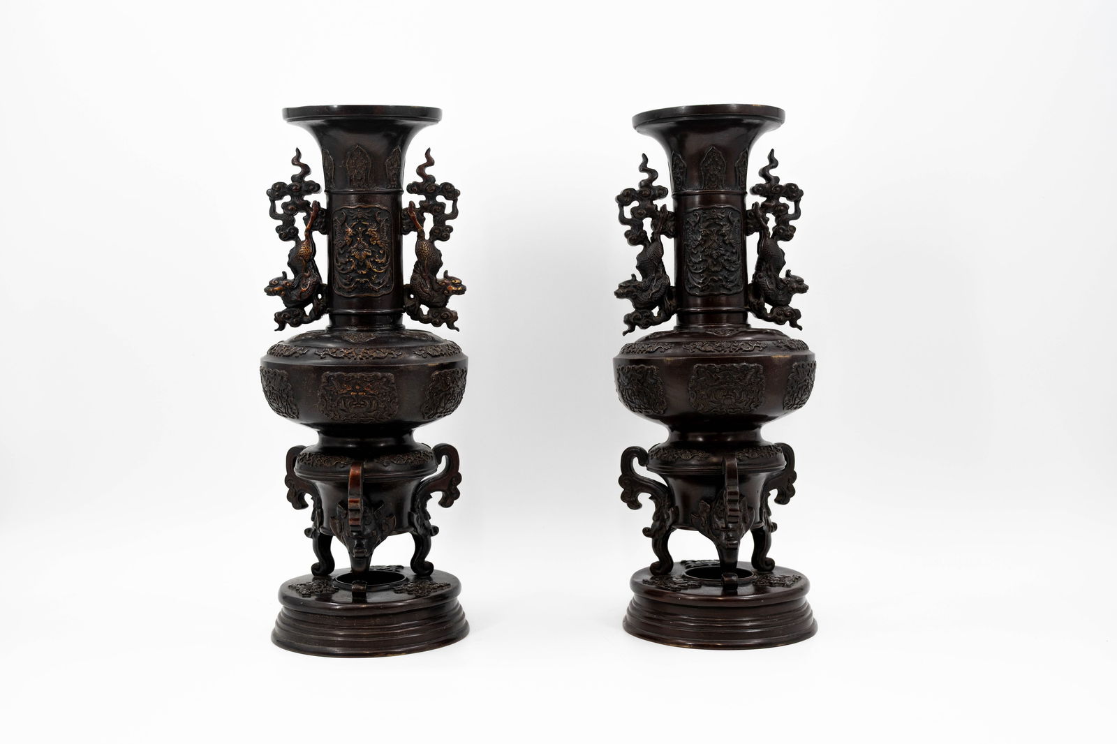 A pair of antique Japanese decorated vases in patinated bronze - 3