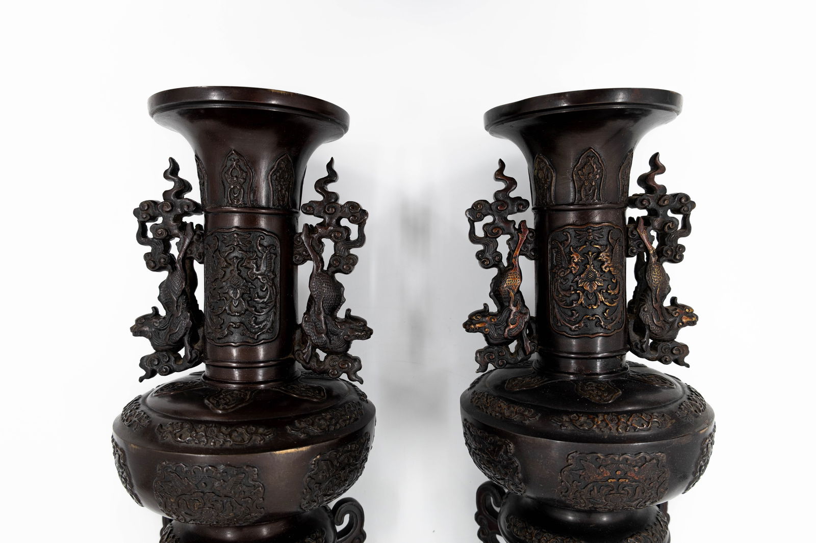 A pair of antique Japanese decorated vases in patinated bronze - 7