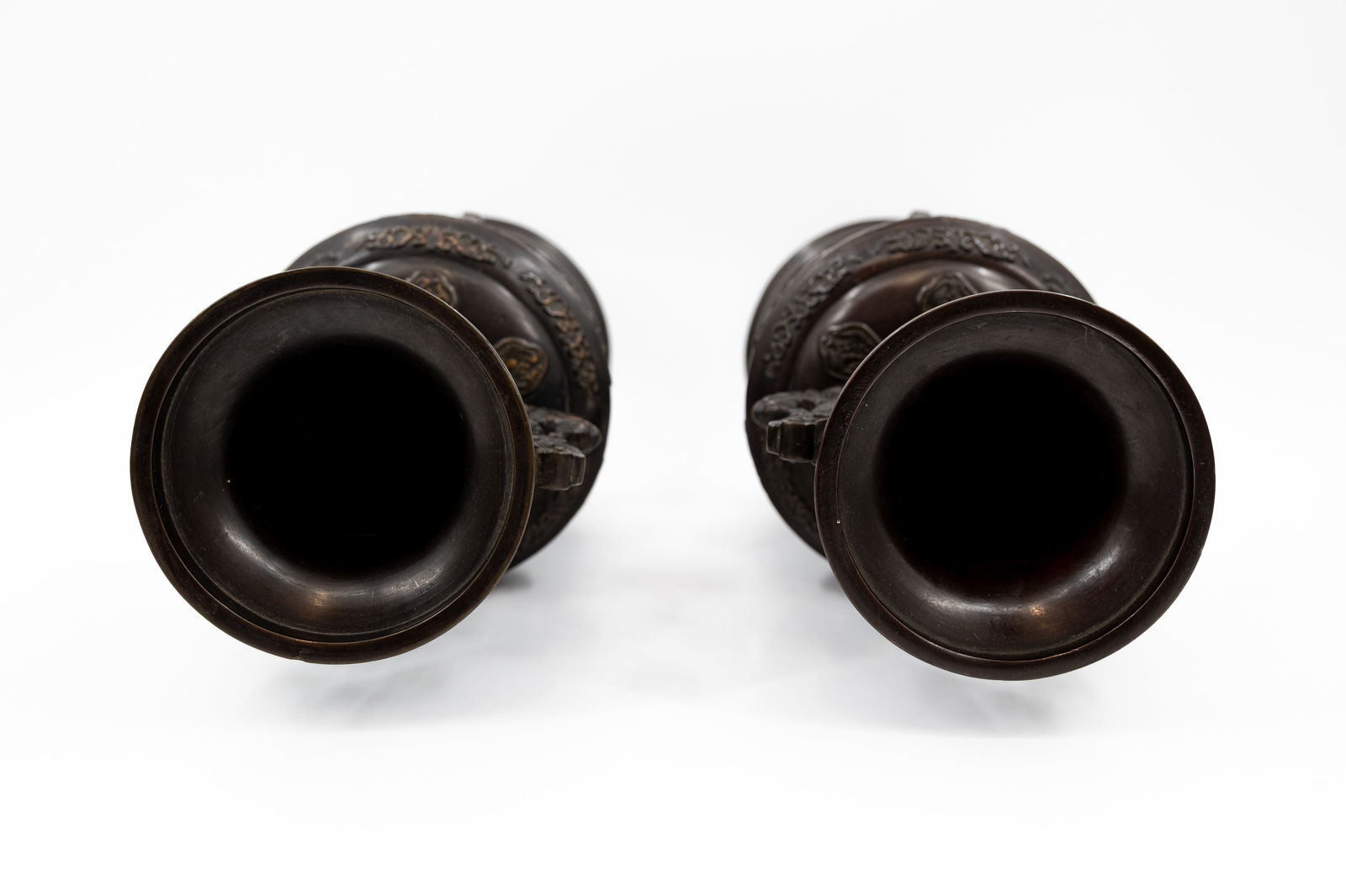 A pair of antique Japanese decorated vases in patinated bronze - 8