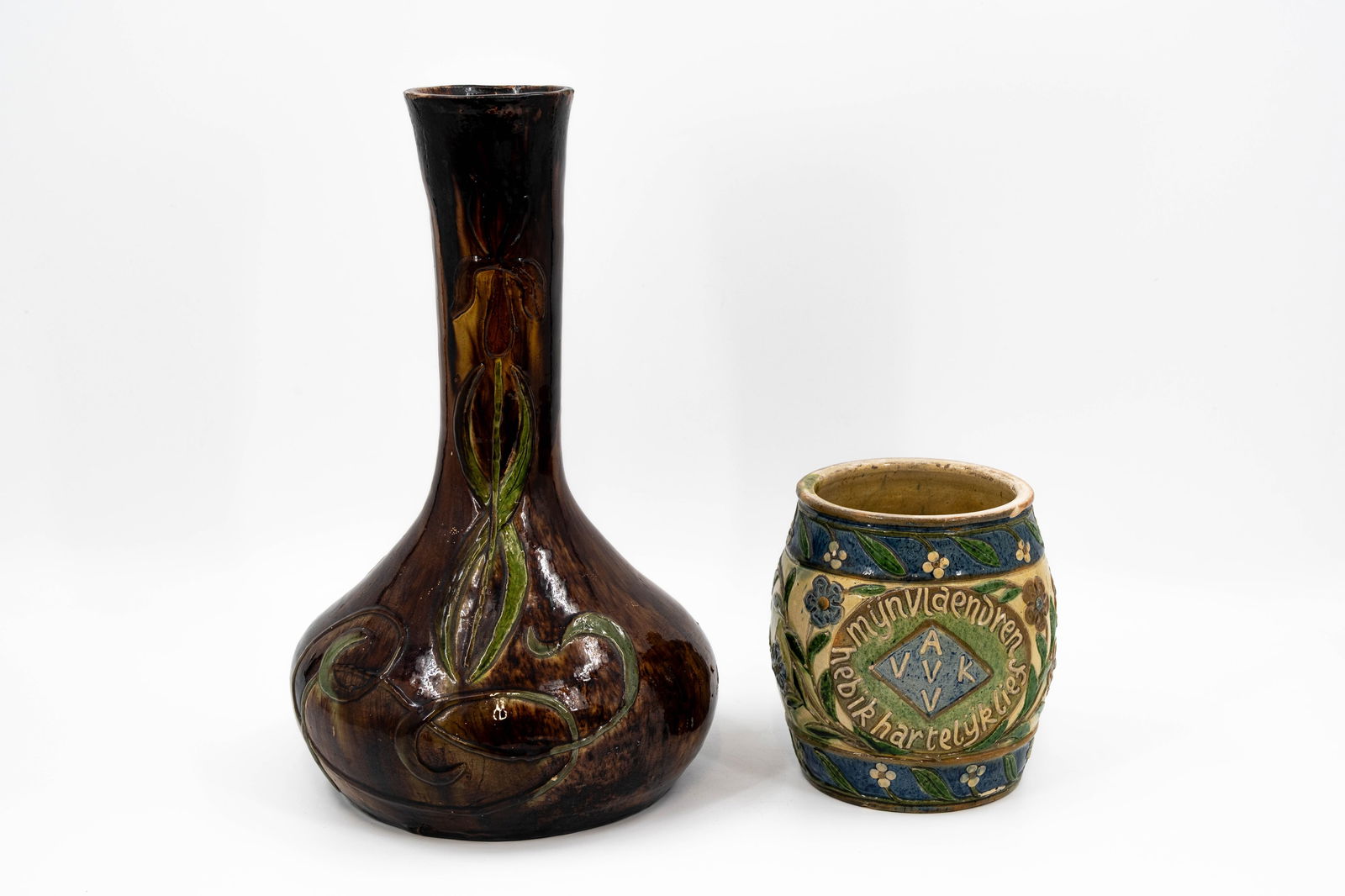 A lot of two Belgian Torhout decorated earthenware objects (1 of 19)