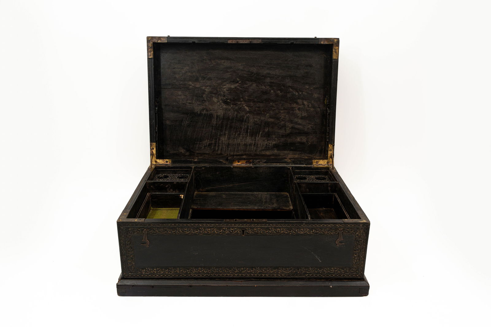 An antique Oriental florally decorated carved wooden box: An antique Oriental florally decorated carved wooden box. In the manner of Middle east or Indian style. 19th century. H: 19 - W: 47 - D: 33 cm