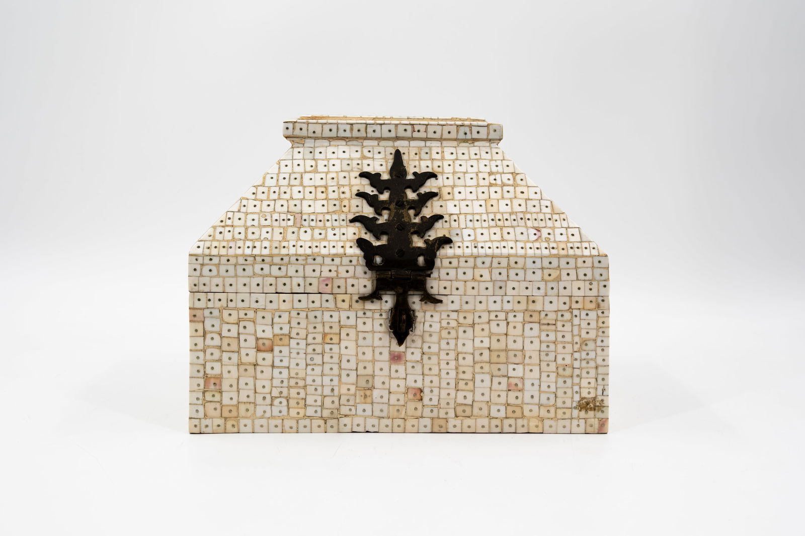 A large wooden box with bone inlay and brass mounting: A large wooden box with bone inlay and brass mounting. 20th century. H: 23 - W: 30 - D: 20 cm