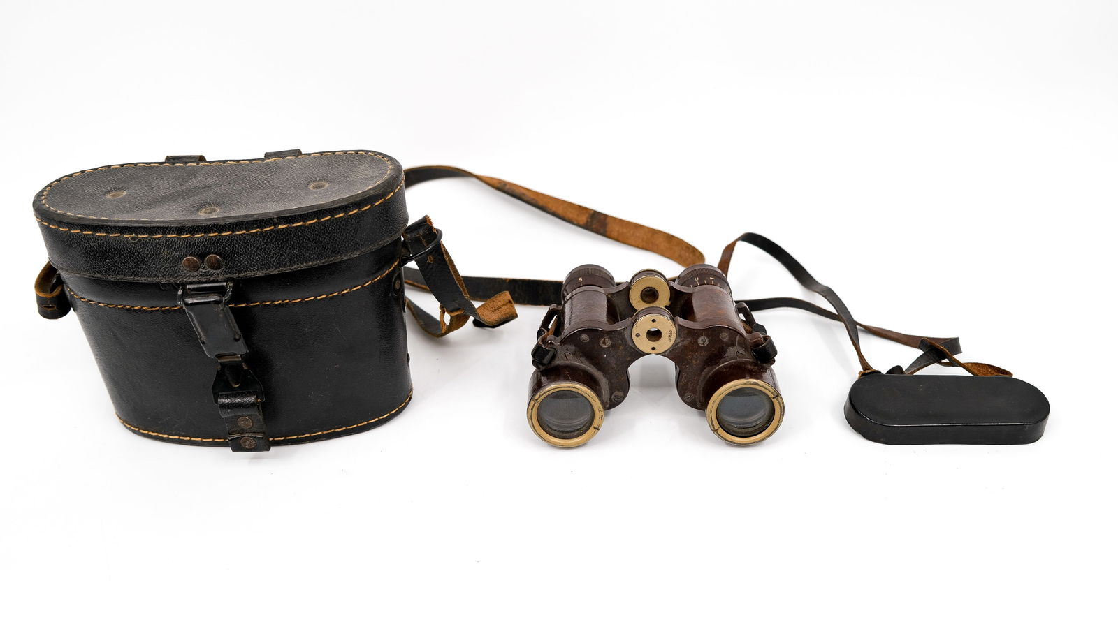 A German WWII bakelite Dienstglas 6x30 binoculars: A German WWII bakelite Dienstglas 6x30 binoculars. Made of bakelite and marked "CXN" for production by Emil Busch. With number: 407550. In original protecting box. Circa 1940s. 