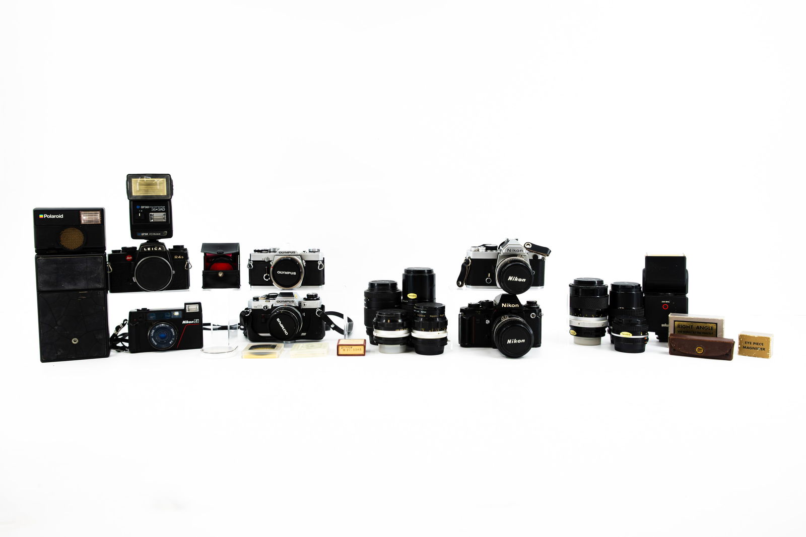 A large composed lot of six vintage camera's and multiple attributes from various marks.: A large composed lot of six vintage camera's and multiple attributes from various marks. Leica R4s Olympus Om-1 Nikon FM 3079596 Nikon F3 Nikon 1614848 Olympus OM10 and others. H: 9 -