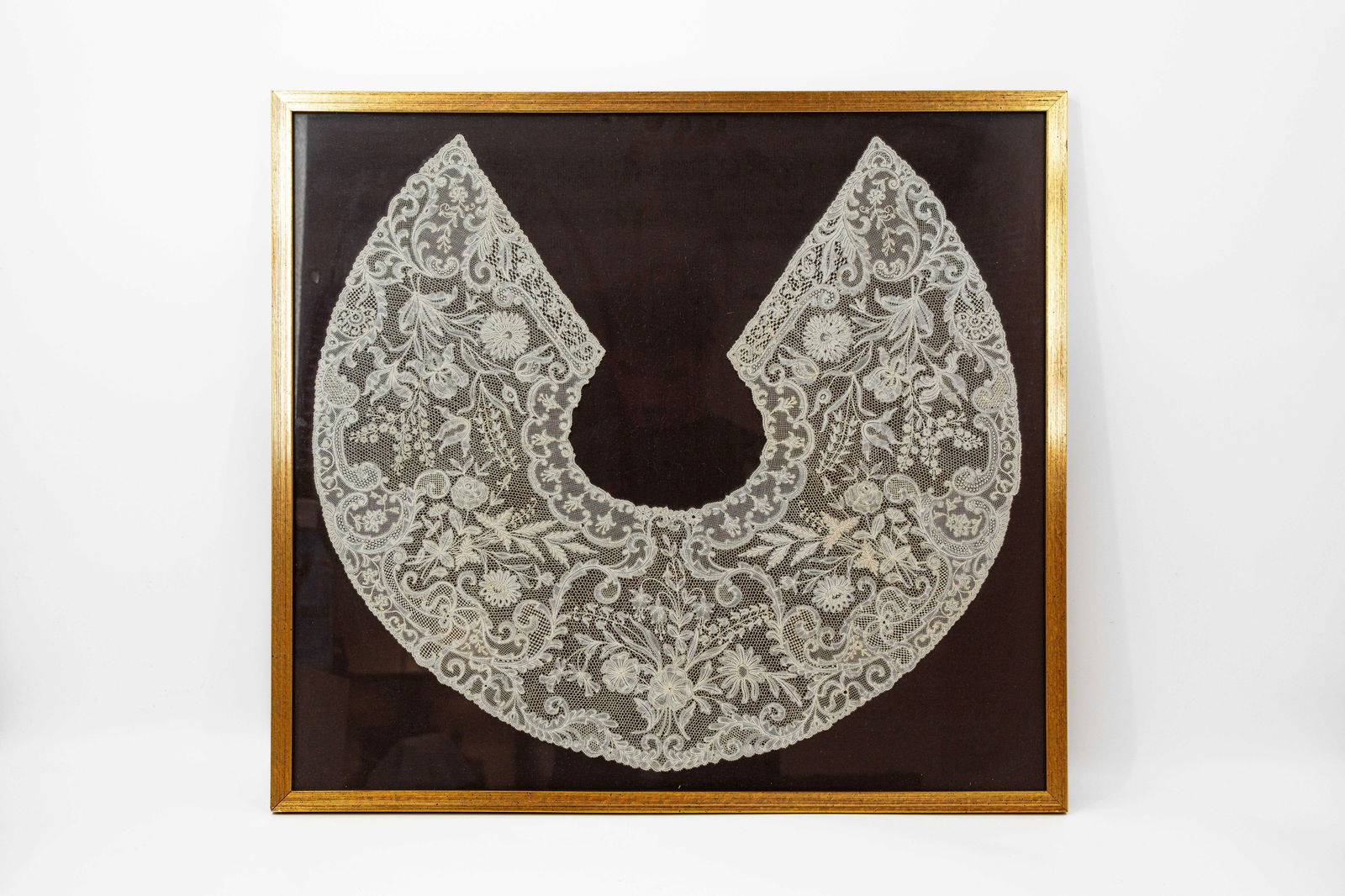 An antique and finely decorated needle lace collar: An antique and finely decorated needle lace collar. Probably Gand, 18th/19th century. W: 57 cm