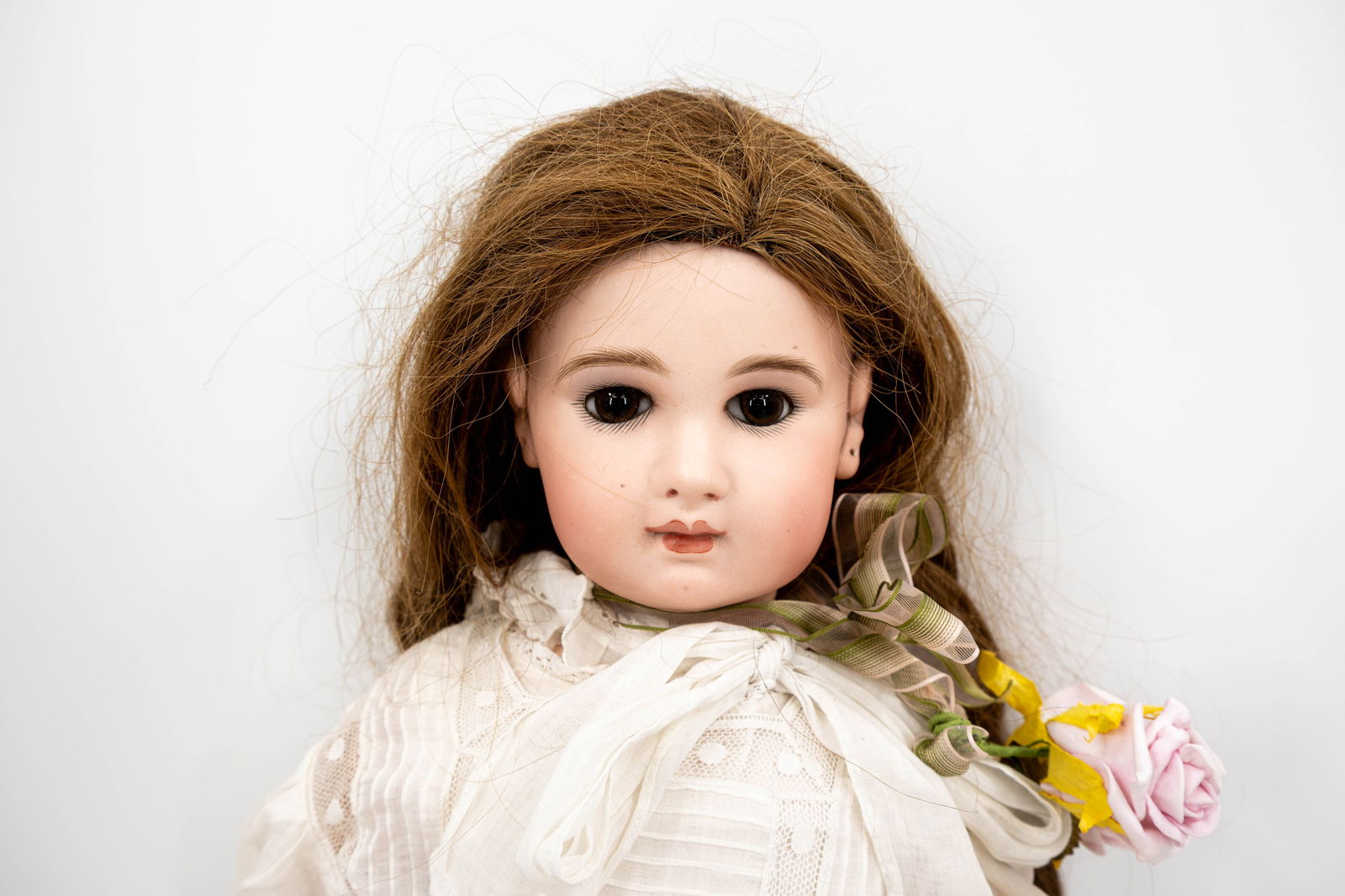 JUMEAU (1842-1899) An antique doll with a bisquit head and glass eyes - 2
