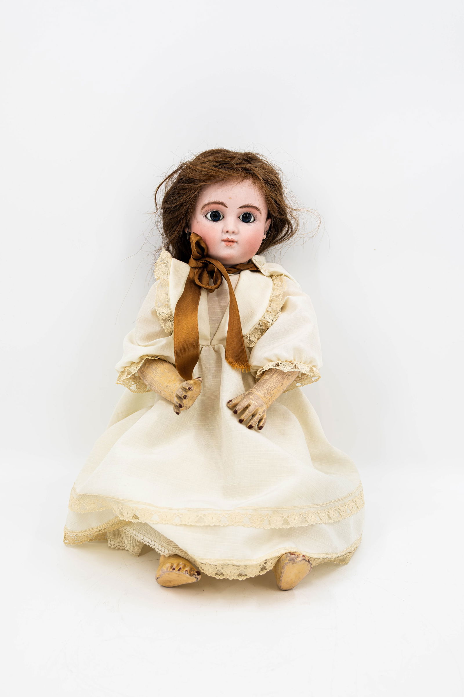 An antique doll with a bisquit head and glass eyes: An antique doll with a bisquit head and glass eyes. Unmarked, circa 1900. H: 50 cm