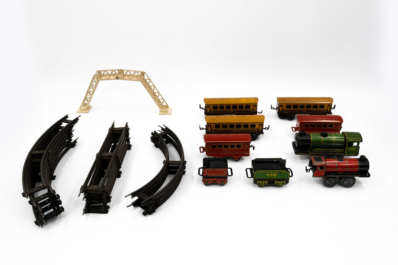A vintage toy set of old metal trains with rails: A vintage toy set of old metal trains with rails. Made in Great-Britain. Consisting of: - Nine train parts (of which 7 wagons) - Four straight rails - Six bended rails - Four smaller bended