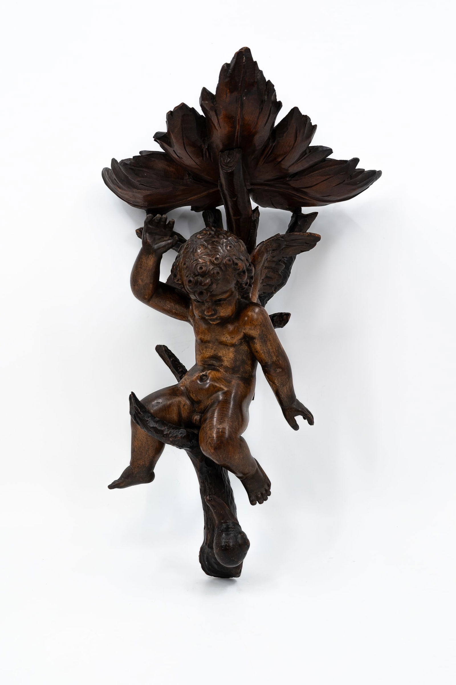 An antique Italian rococo style carved wooden wall console with a sculpture of a large figural putti: An antique Italian rococo style carved wooden wall console with a sculpture of a large figural putti. Circa 1900. H: 47 cm