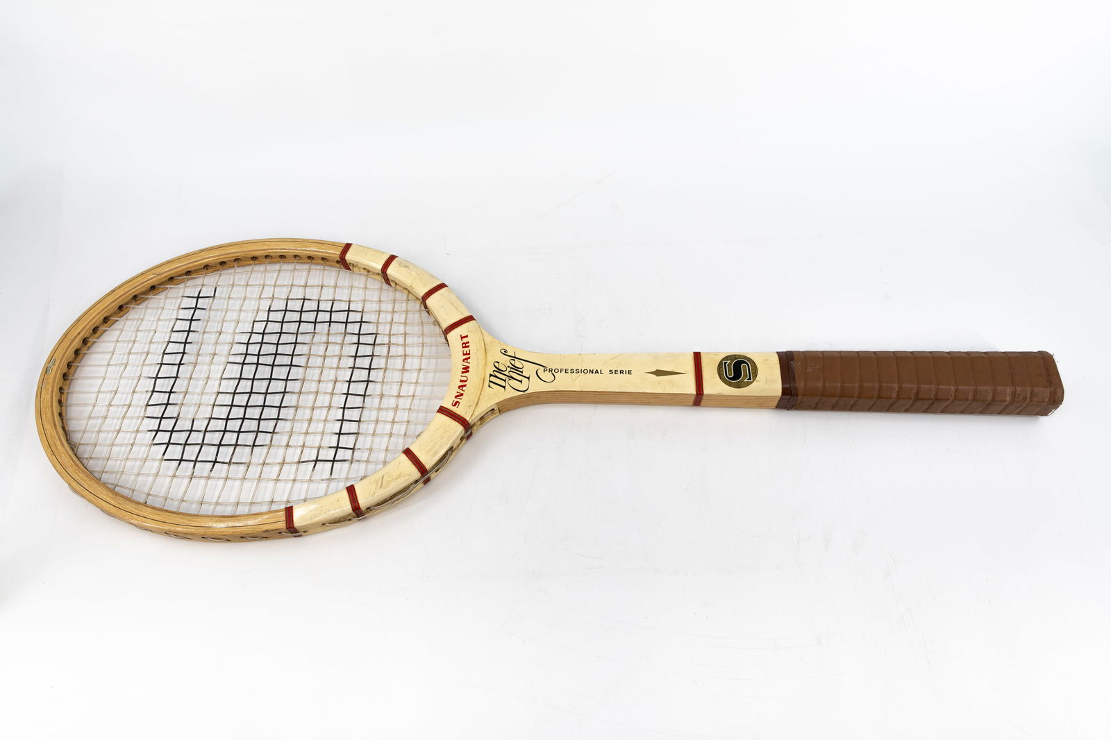 A comically large and vintage Snauwaert advertising tennis racket (1 of 12)