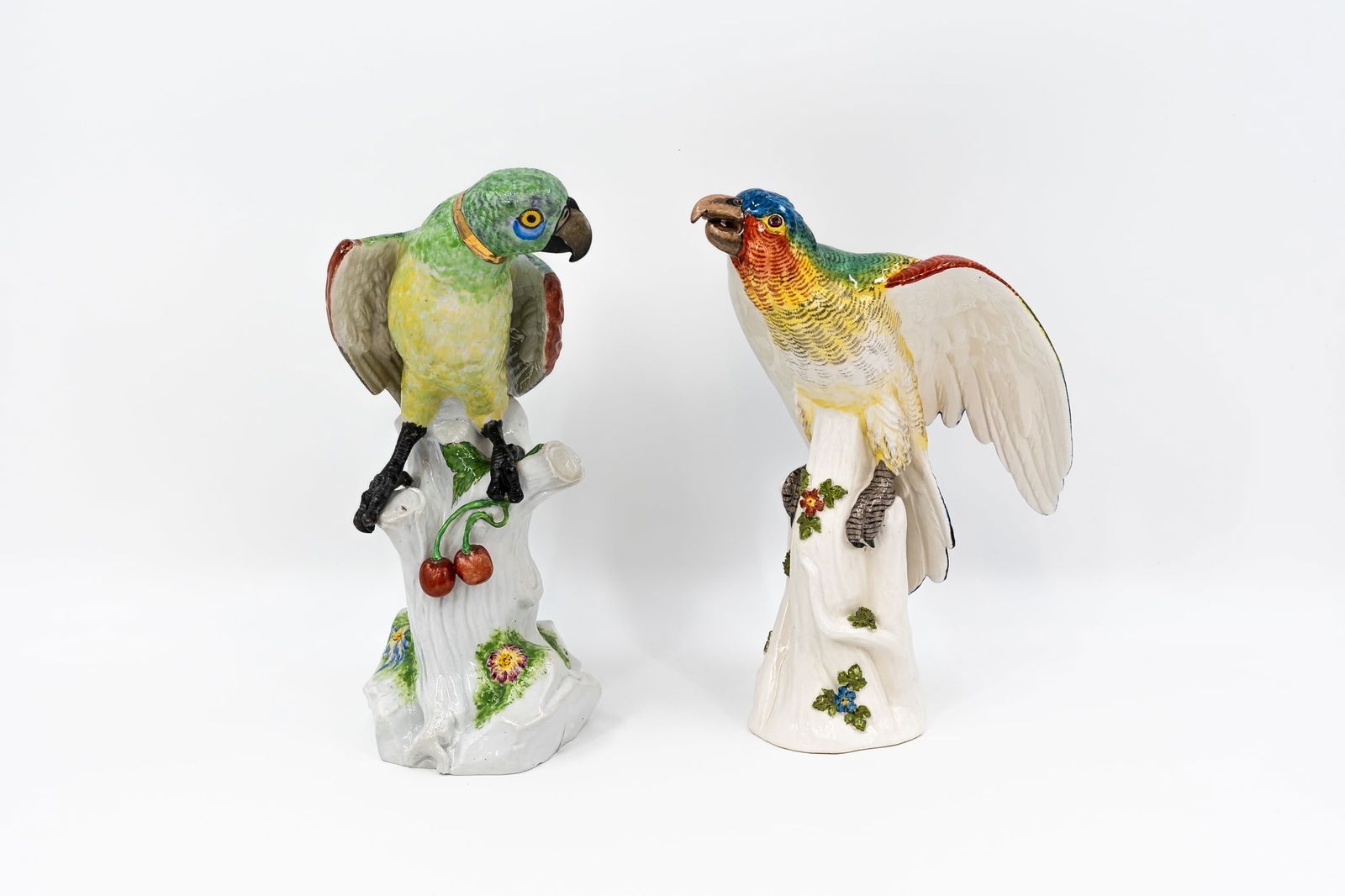A lot of two large Samson and Paris marked various decorated porcelain parrots: A lot of two large Samson and Paris marked various decorated porcelain parrots. Marked, 20th century. H: 30 - 31,5 cm